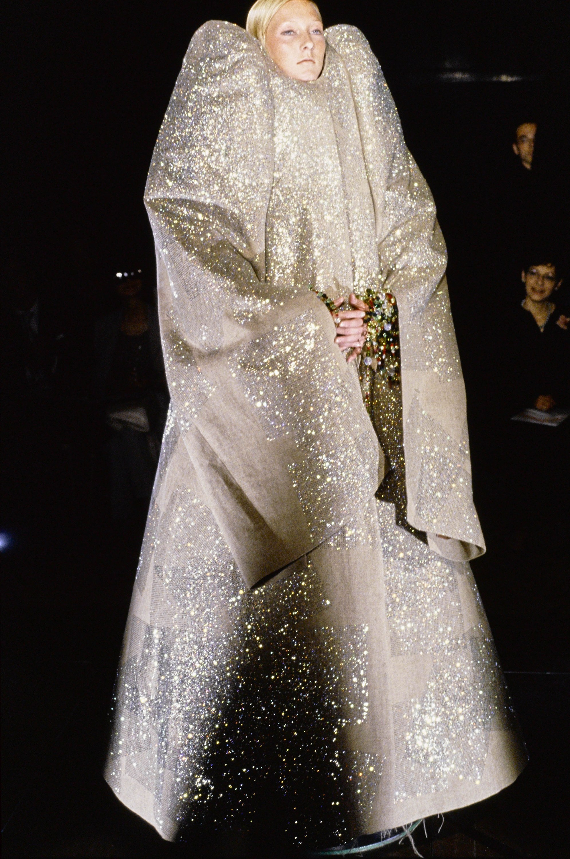 VIKTOR & ROLF, FALL 1999 COUTURE with MAGGIE RIZER © Condé Nast Archive
