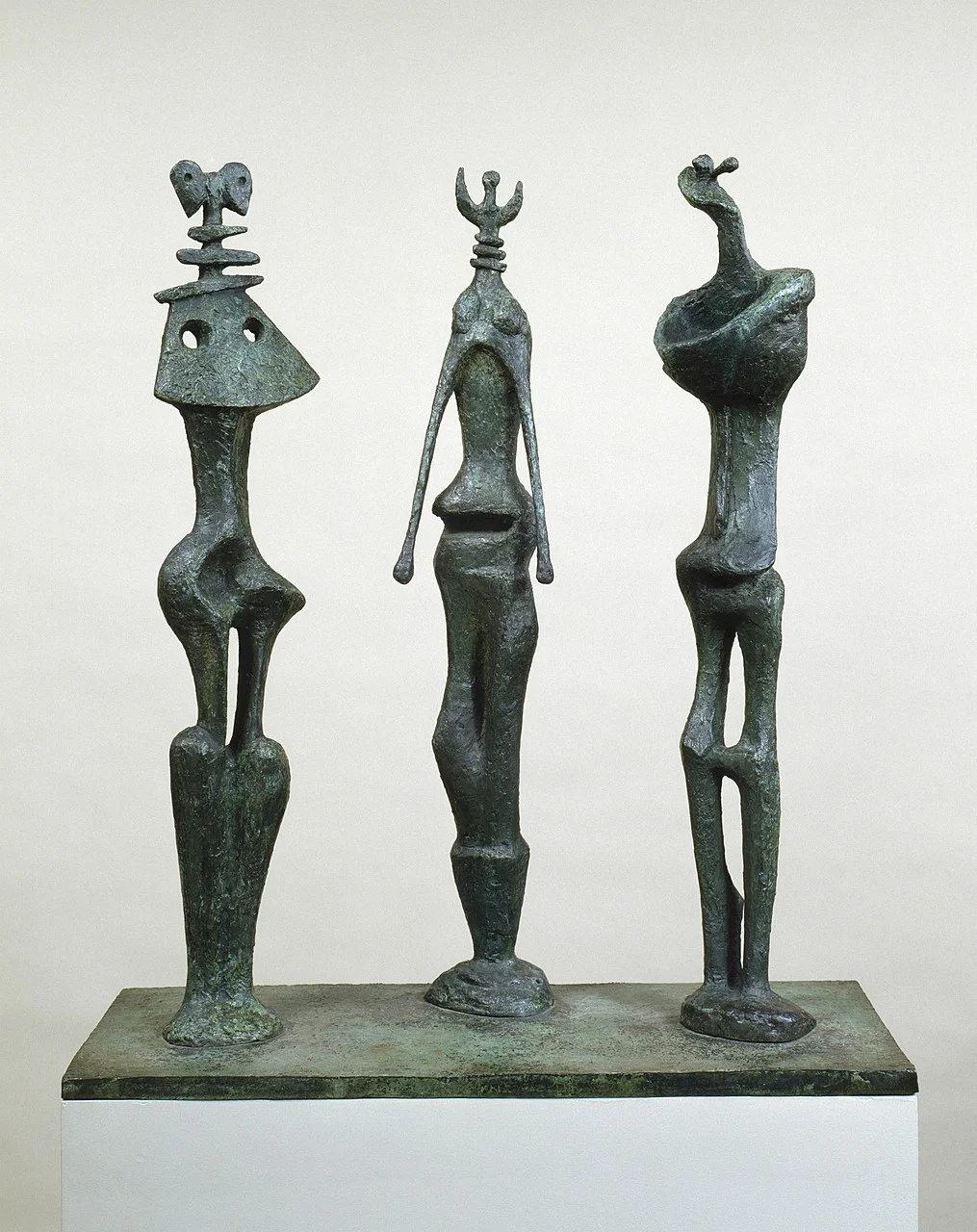 HENRY MOORE - Three Standing Figures The Solomon R. Guggenheim Foundation Peggy Guggenheim Collection, Venice, 1976 © The Henry Moore Foundation. All Rights Reserved, DACS 2018 / www.henry-moore.org