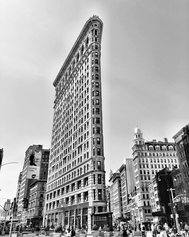 So much sun and happiness in NYC :) #momentoflife
.
.
.
#nyc #flatiron #5av #newyorkcity #blackandwhitephotography #love #life #mai #instagood