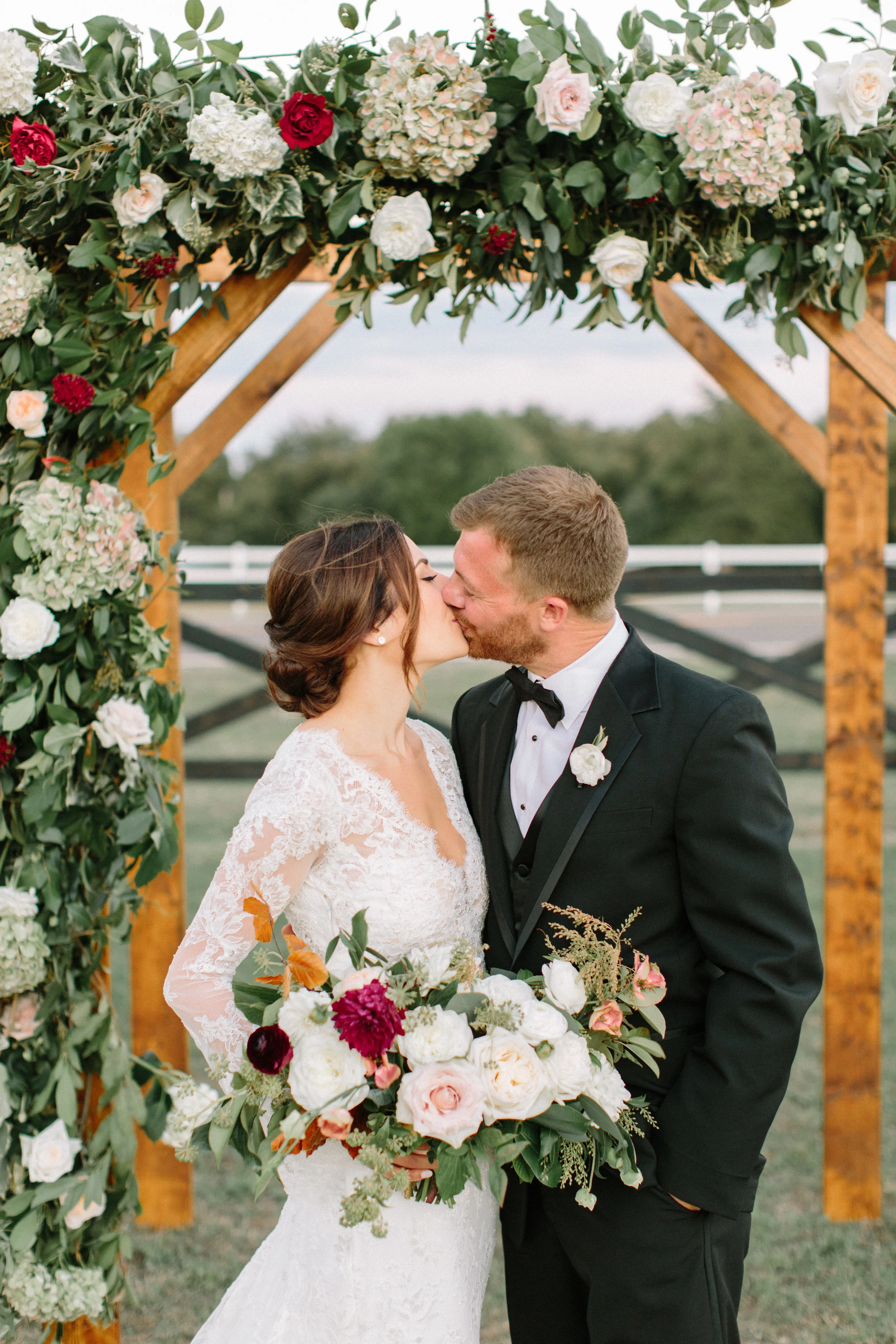 Stunning backyard wedding at a horse ranch, by Dallas destination wedding photographer Tracy Enoch