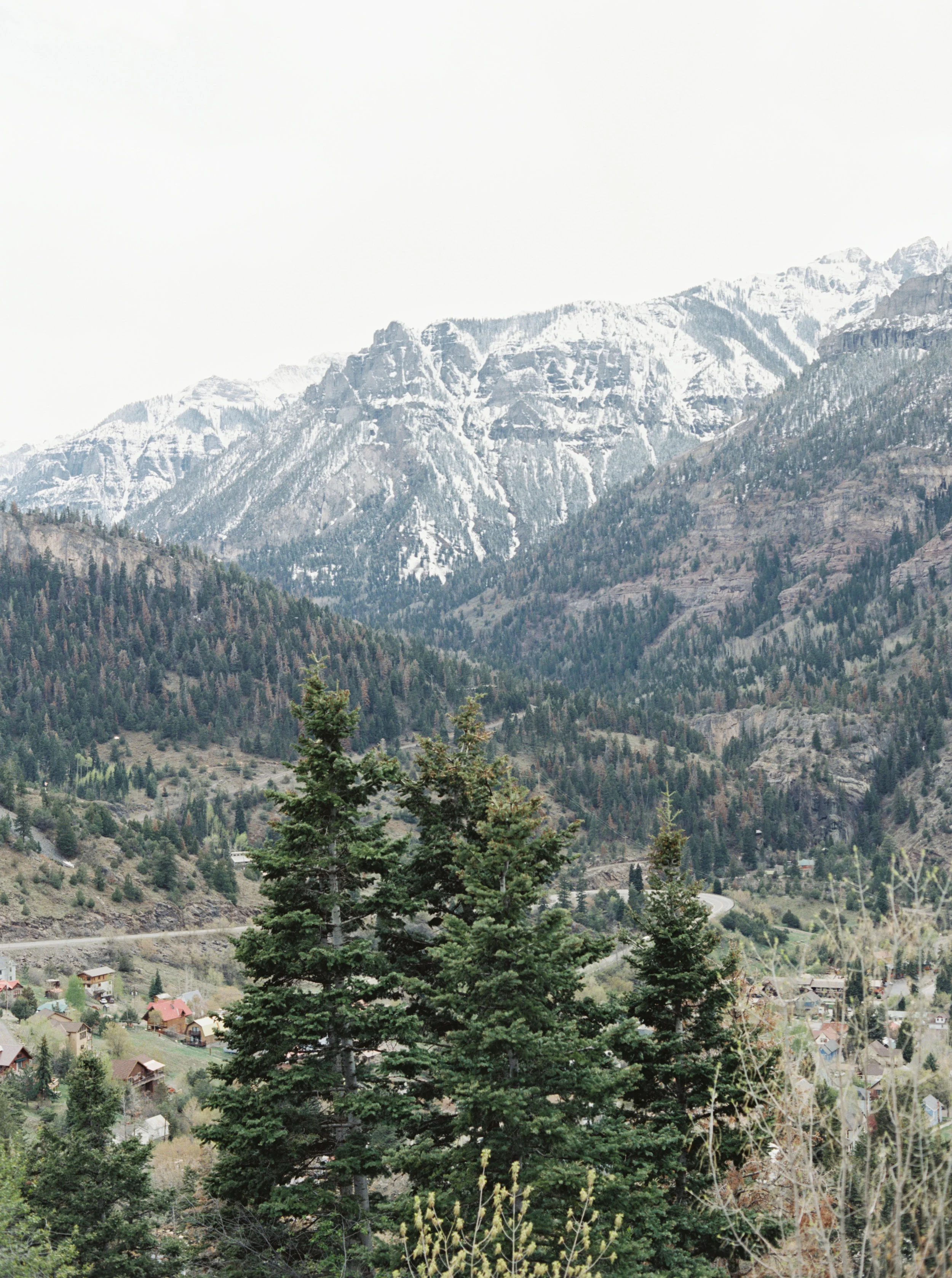 Snowy engagement photos in Colorado, by Dallas destination wedding photographer Tracy Enoch