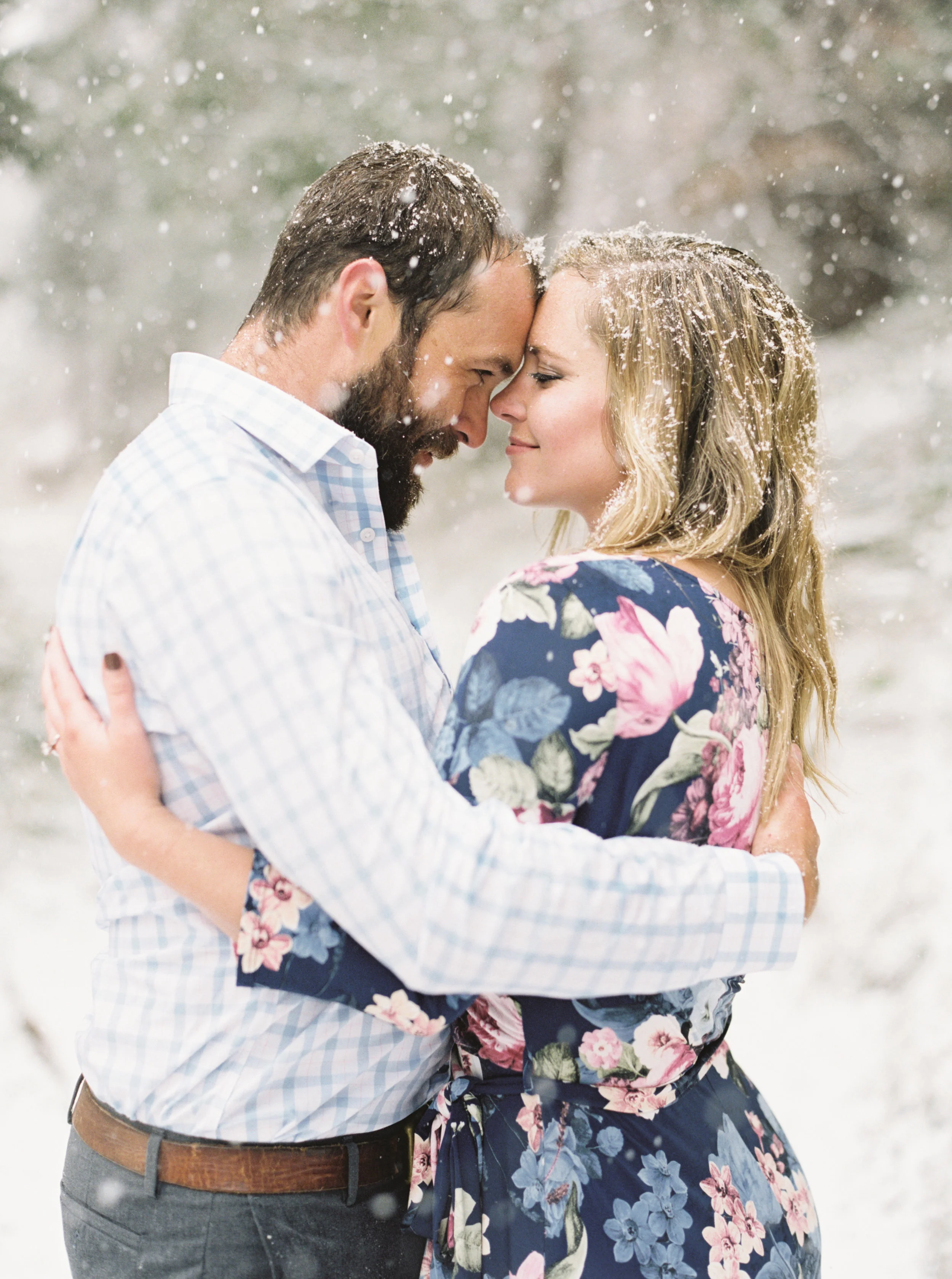Snowy engagement photos in Colorado, by Dallas destination wedding photographer Tracy Enoch
