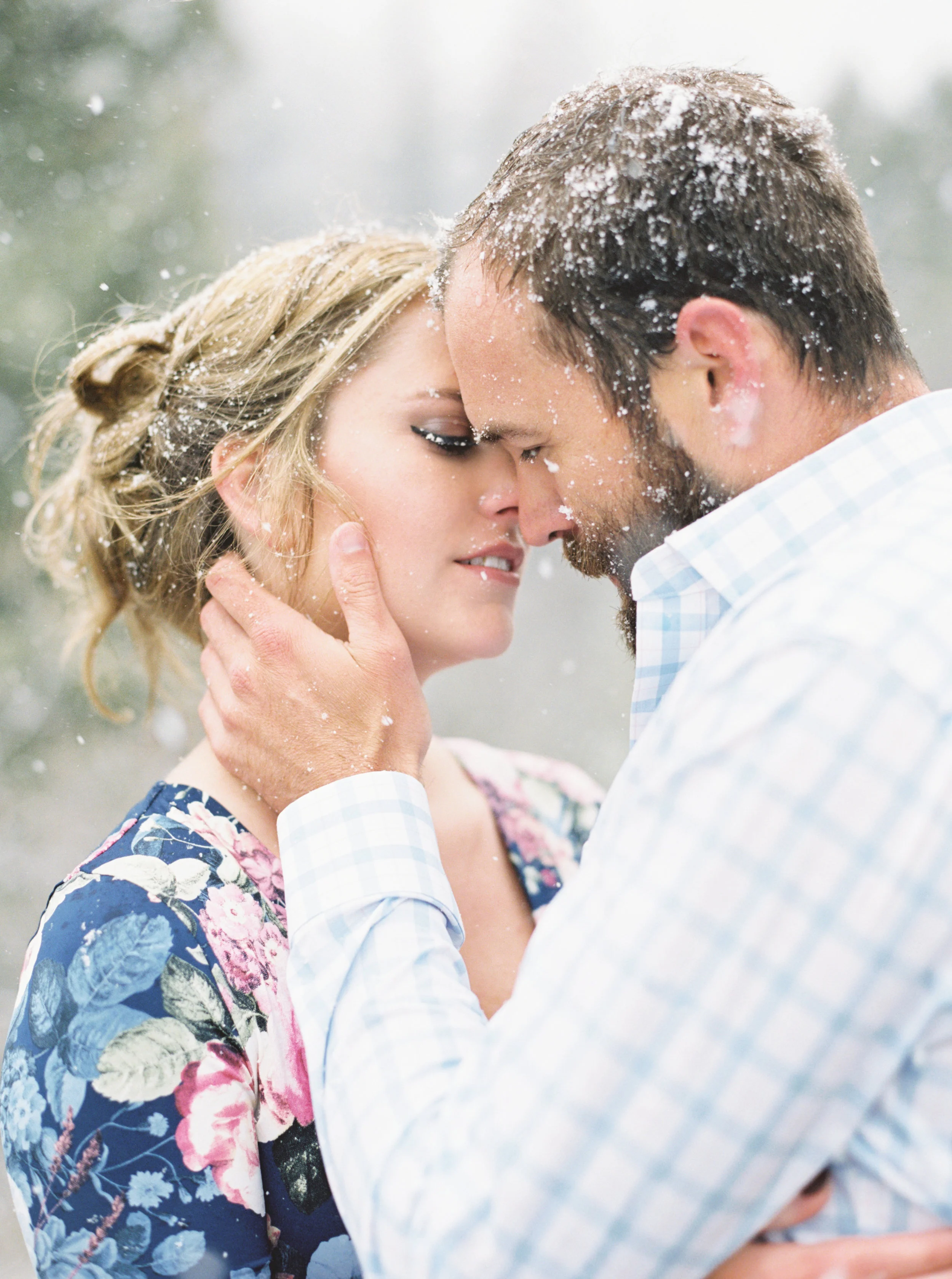 Snowy engagement photos in Colorado, by Dallas destination wedding photographer Tracy Enoch