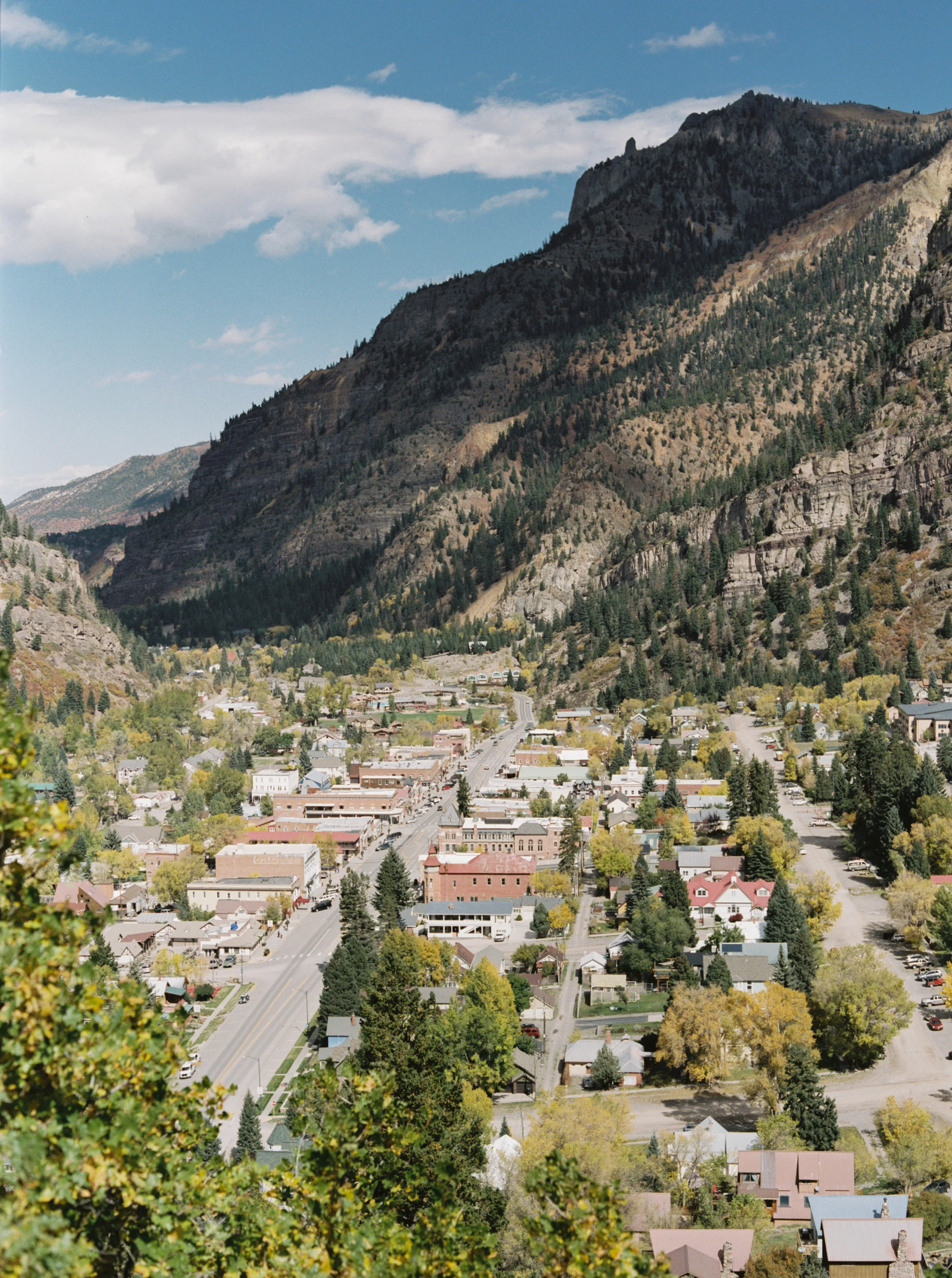 Adventurous Colorado mountain destination wedding, hosted at the Beaumount Hotel in Ouray, by Dallas destination wedding photographer Tracy Enoch