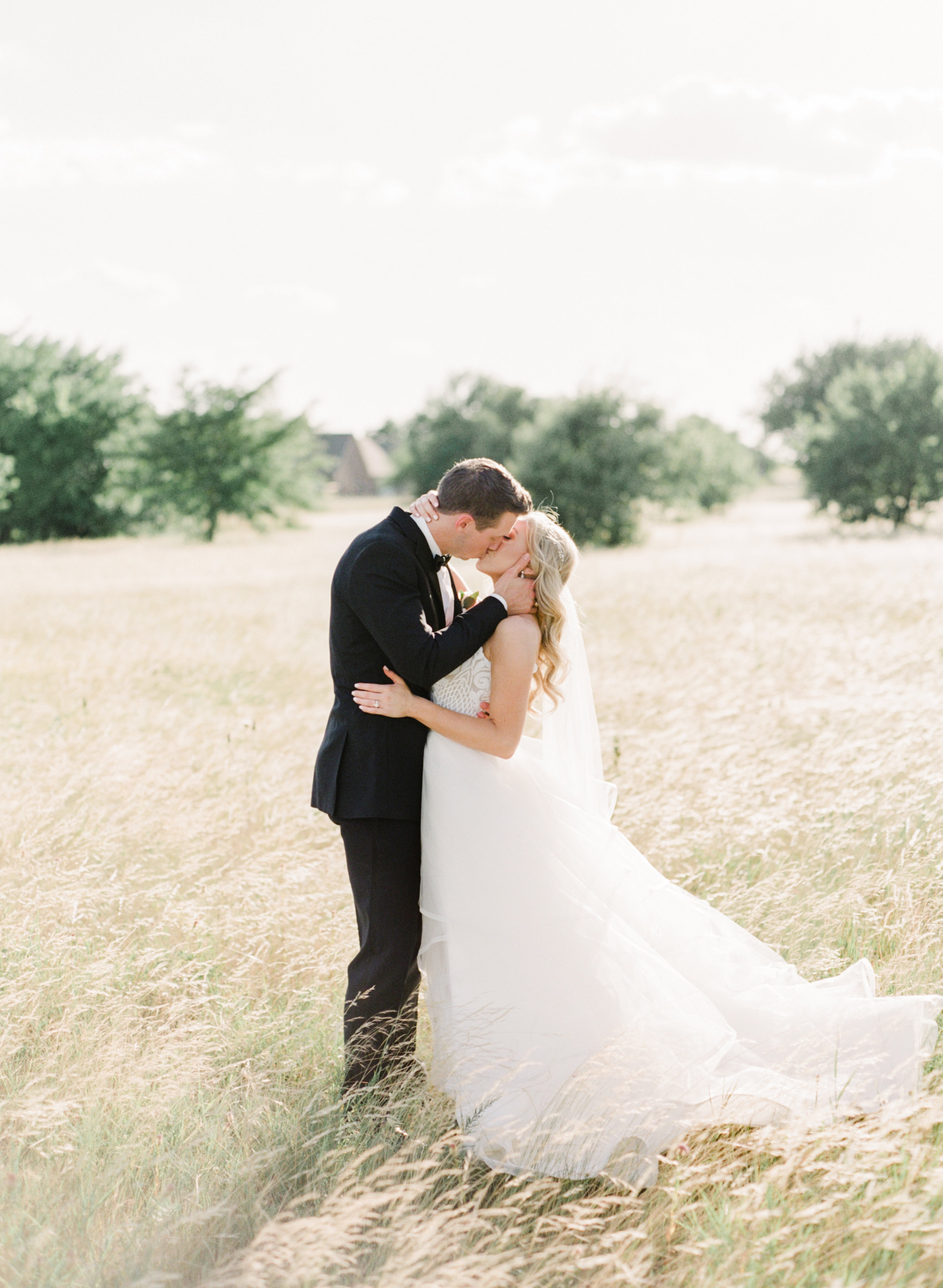 Romantic barn wedding at the Nest at Ruth Farms by Dallas destination wedding photographer Tracy Enoch
