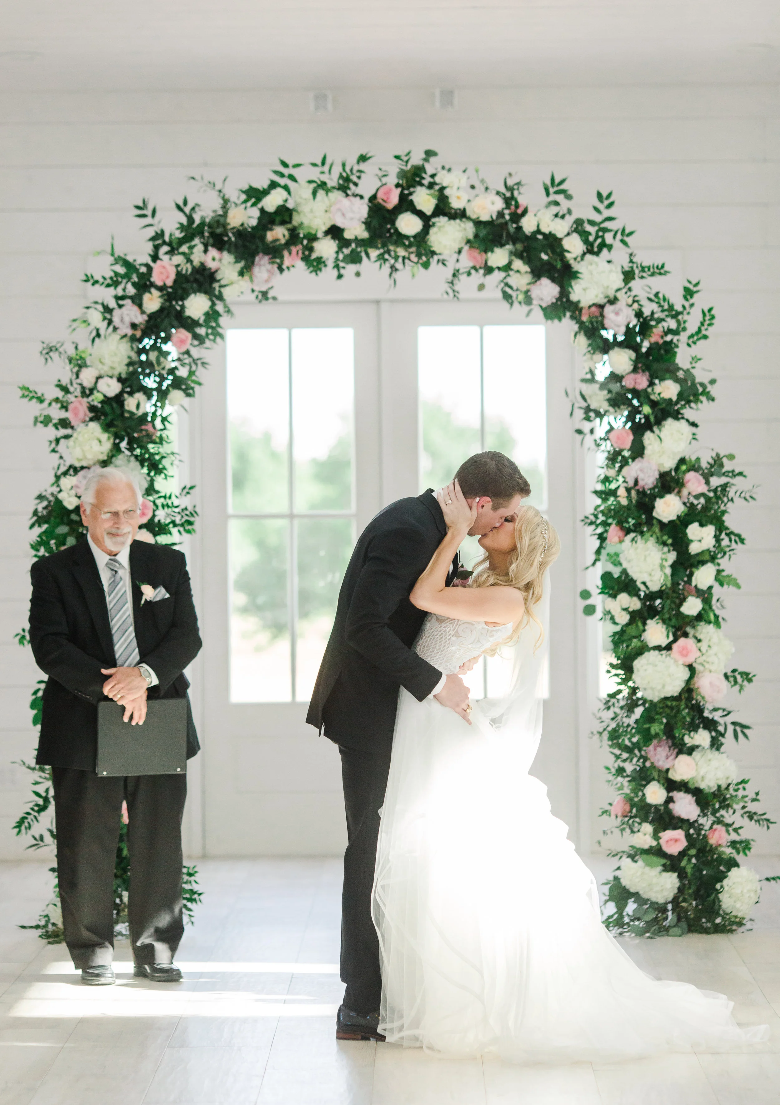 Romantic barn wedding at the Nest at Ruth Farms by Dallas destination wedding photographer Tracy Enoch