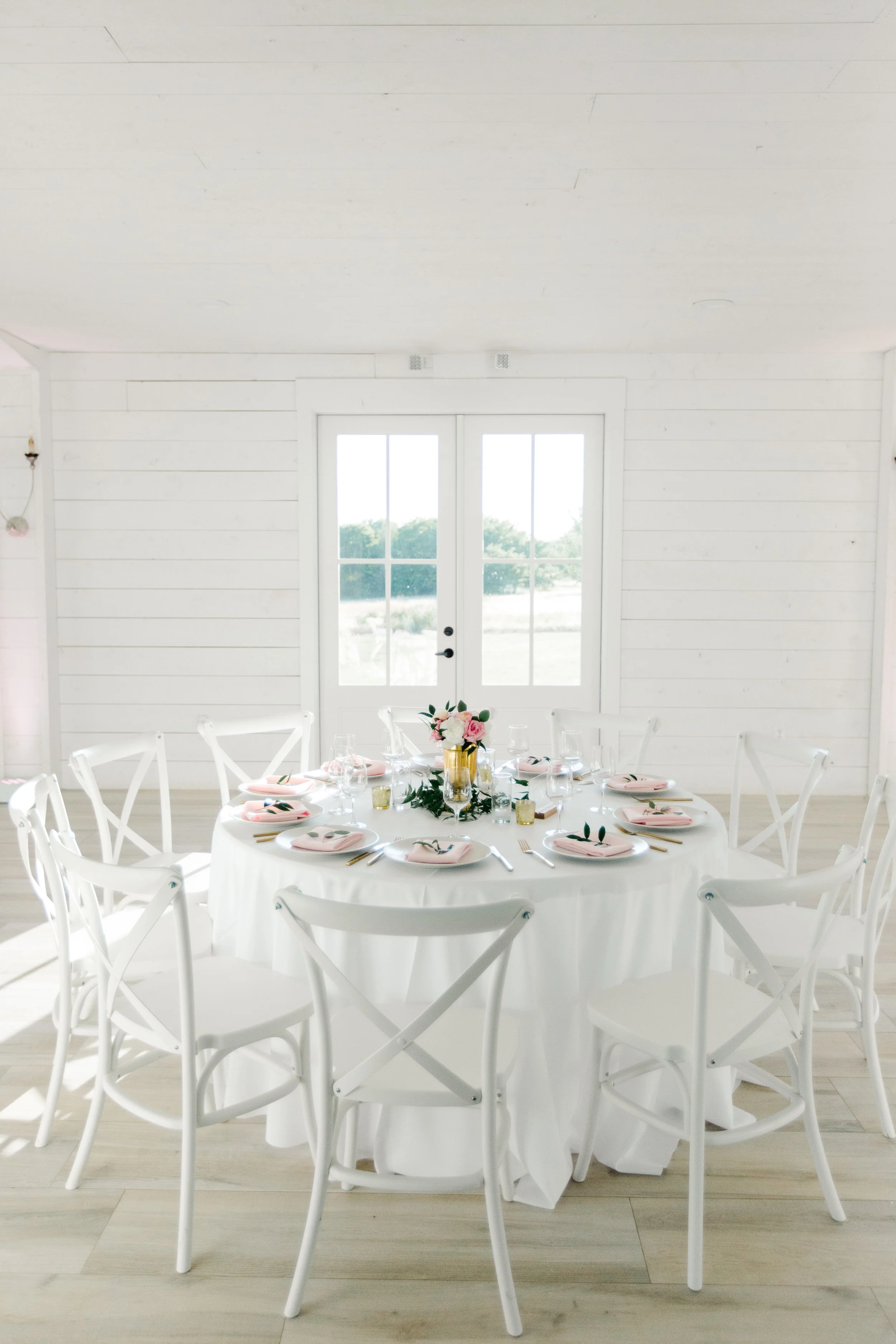 Romantic barn wedding at the Nest at Ruth Farms by Dallas destination wedding photographer Tracy Enoch