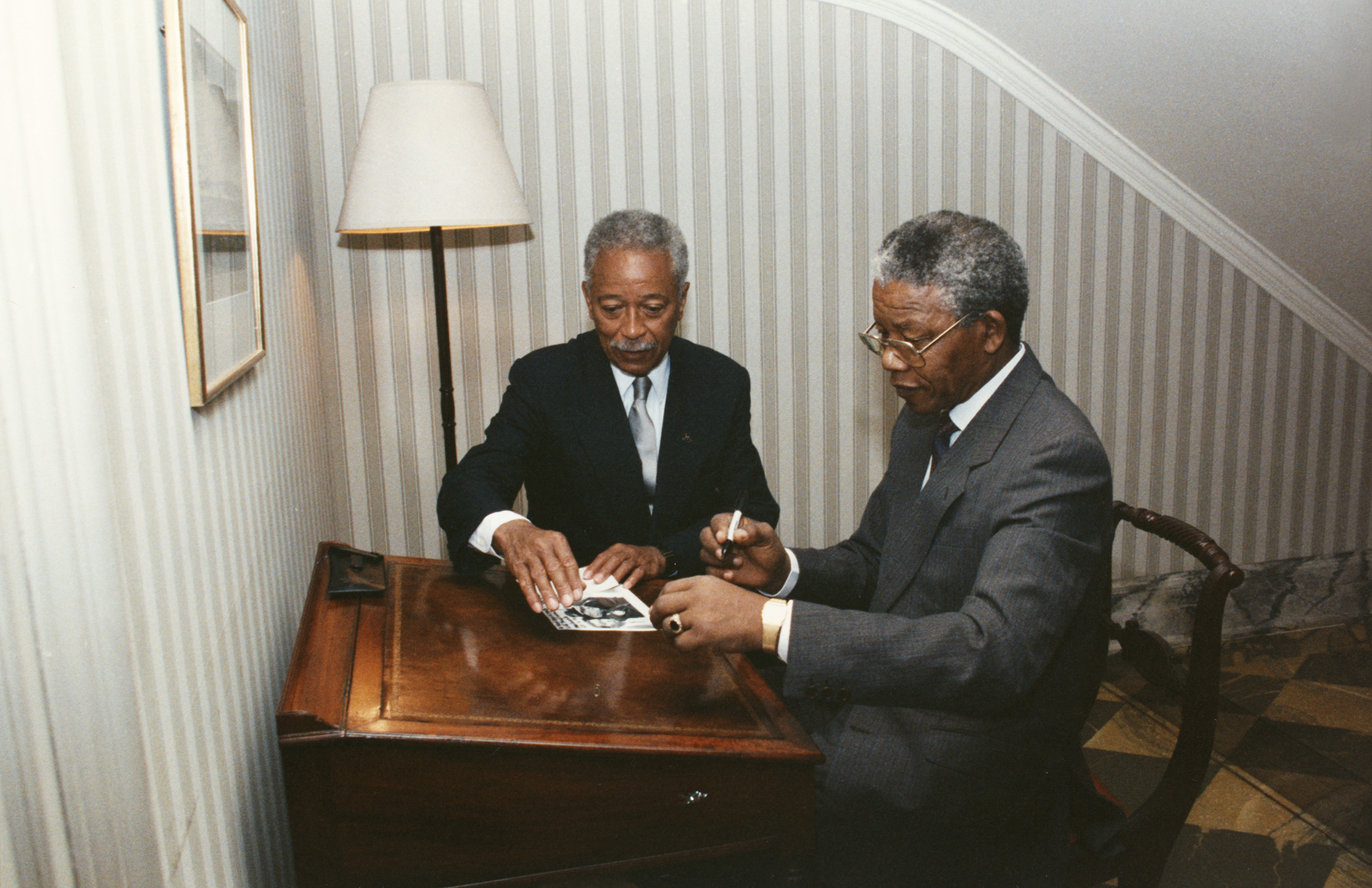 Nelson Mandela signs Gracie Mansion guest book.