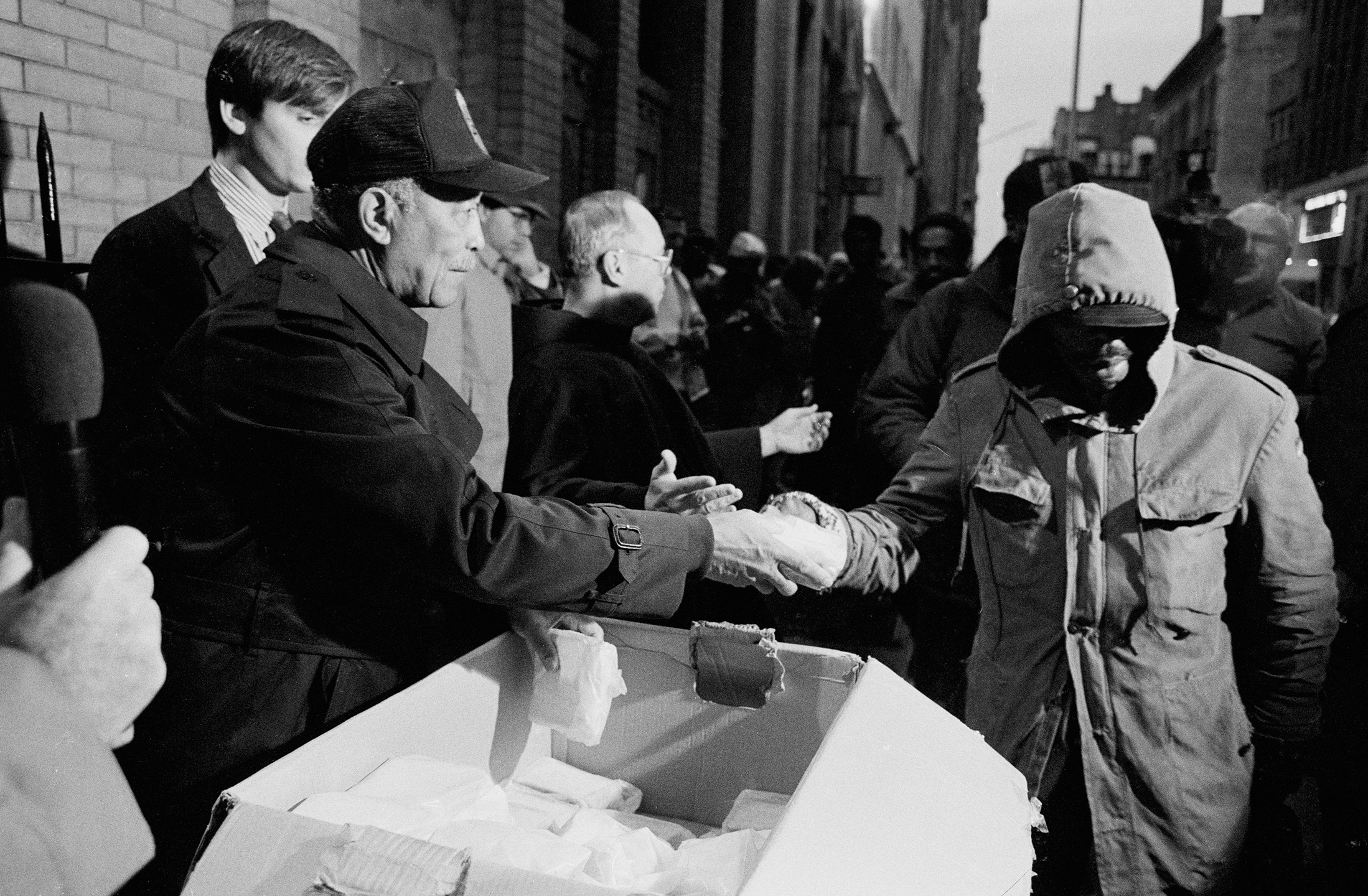 Mayor Dinkins distributes food to the homeless, December 13, 1991