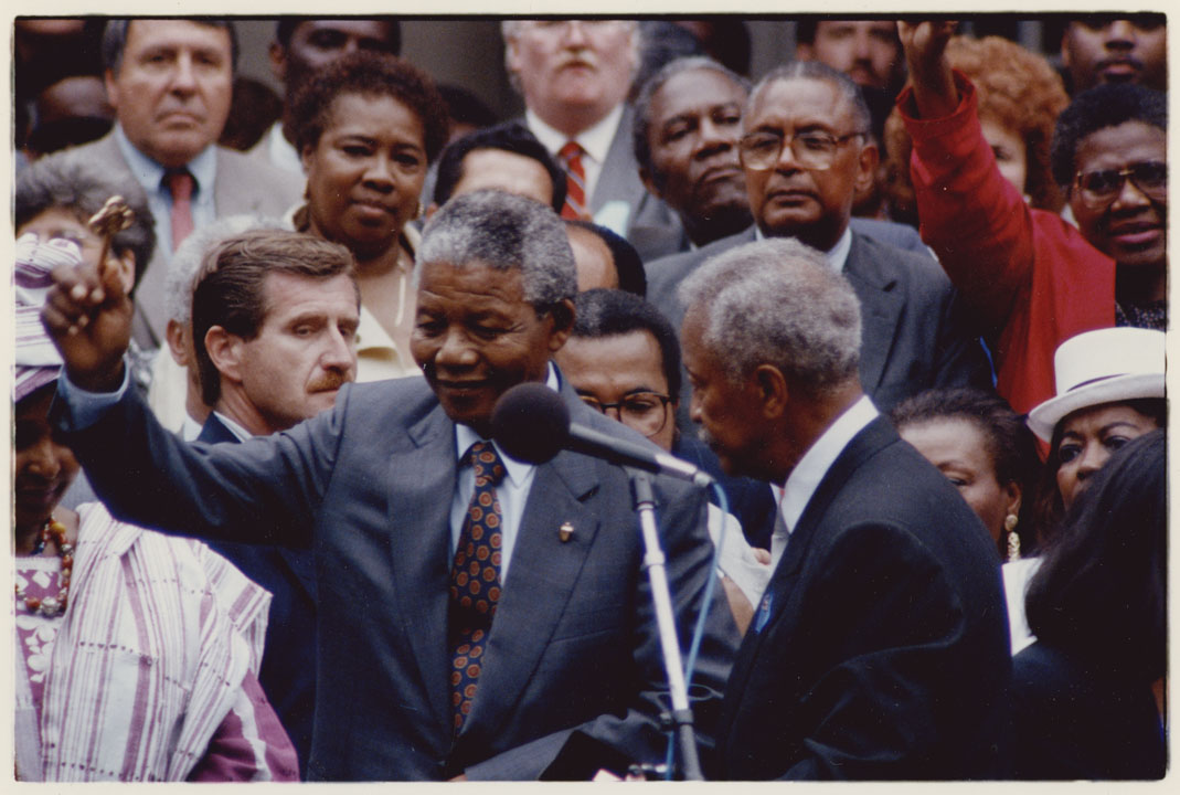 Mayor David N. Dinkins presenting Nelson Mandela with the key to the city during a reception at City Hall, June 20, 1990. Mayor David N. Dinkins Photograph Collection, NYC Municipal Archives.