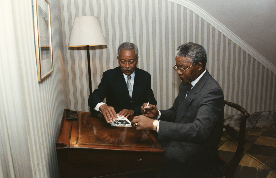 Nelson Mandela signs Gracie Mansion guest book, June 23, 1990. Mayor David N. Dinkins Photograph Collection, NYC Municipal Archives.