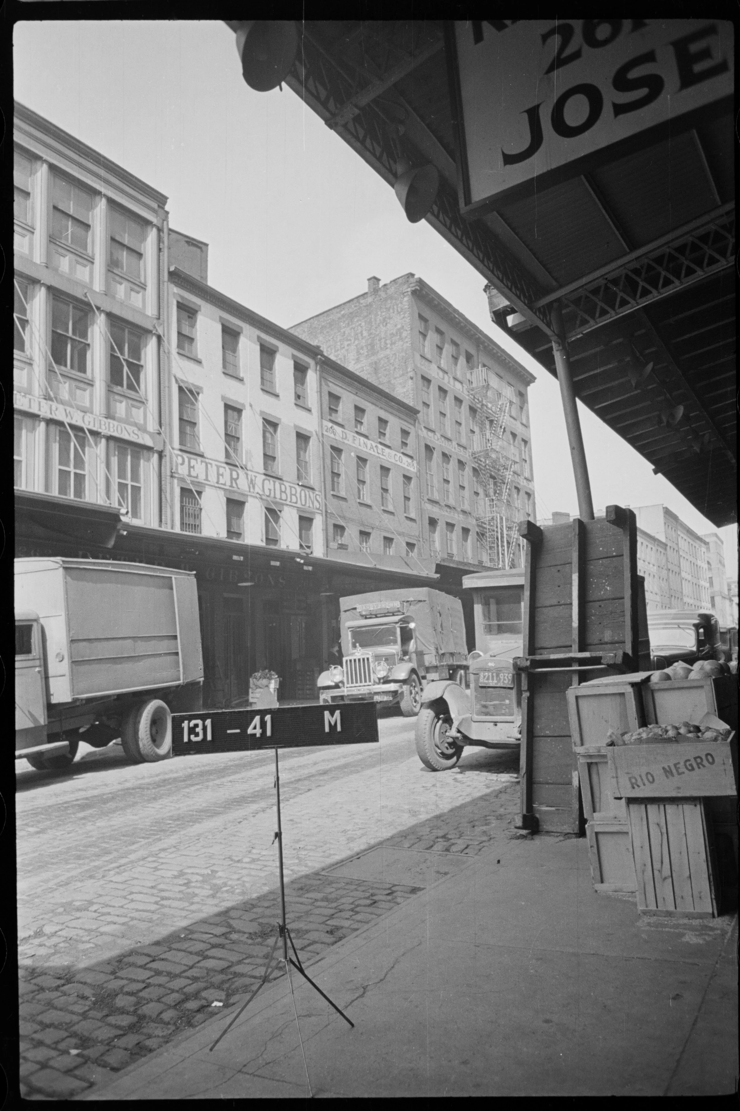 264 Washington Street, ca. 1940. Sal Traina’s wholesale shop received an emergency shipment of 24,000 lbs of bananas in 1942. Department of Finance Tax Photo Collection, NYC Municipal Archives.