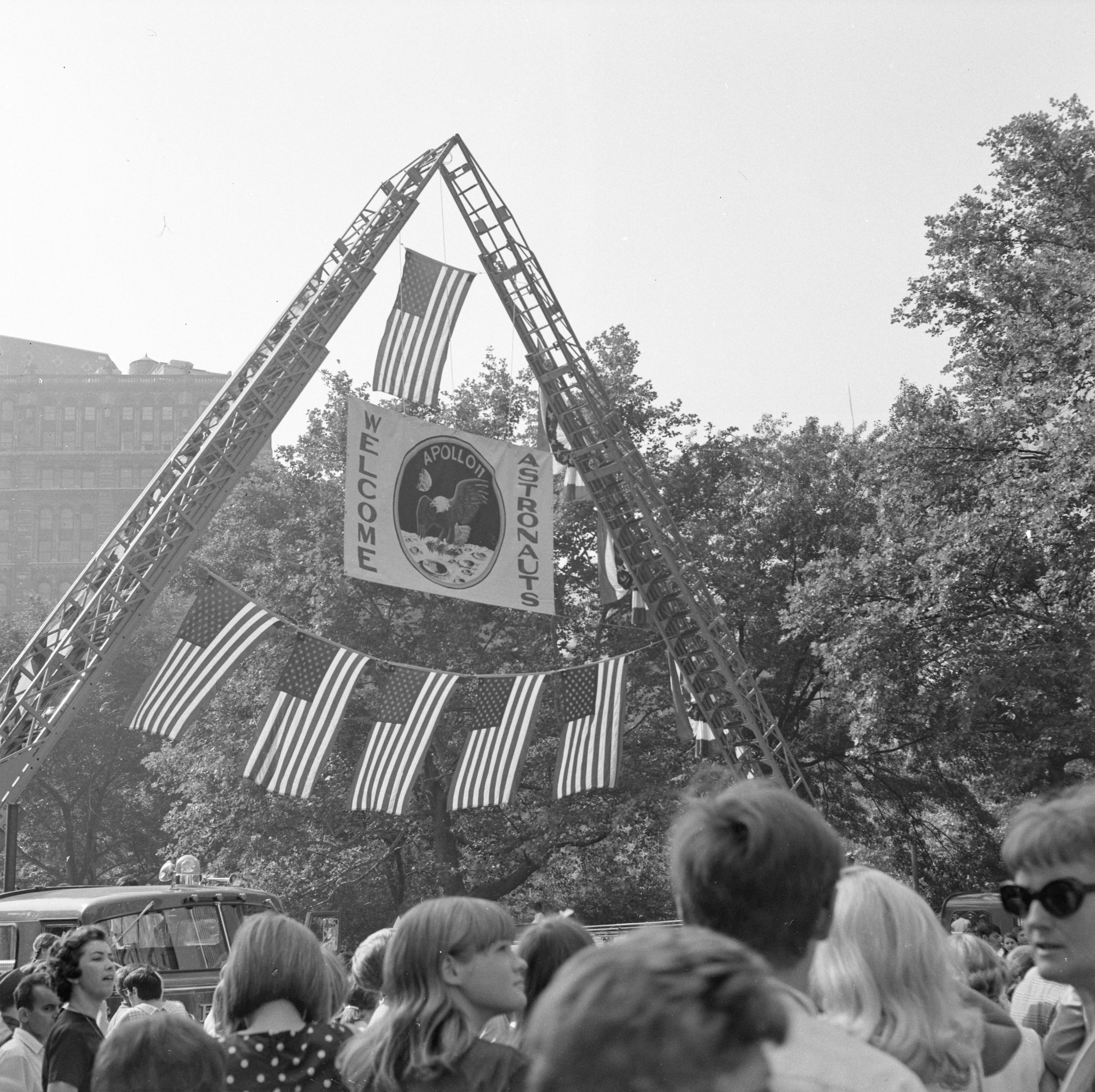 Spectators waiting for the Apollo 11 Astronauts, City Hall Park, August 13, 1969. NYPD Collection, NYC Municipal Archives.