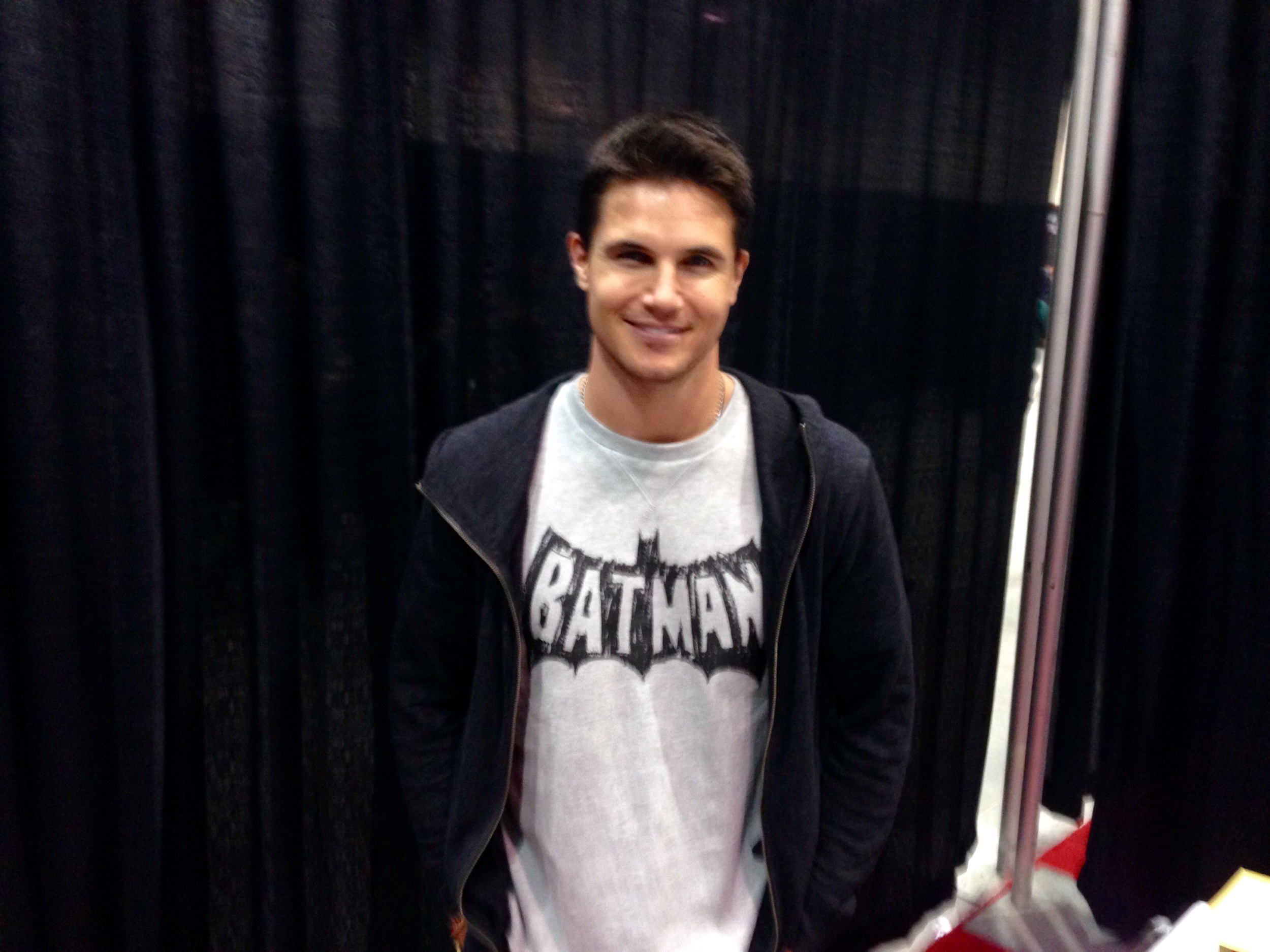 Actor Robbie Amell - Ronnie Raymond/Firestorm from the CW series The Flash - at the 2015 Calgary Expo. (Photo credit: Chris Doucher ~ GeekNerdNet.com)