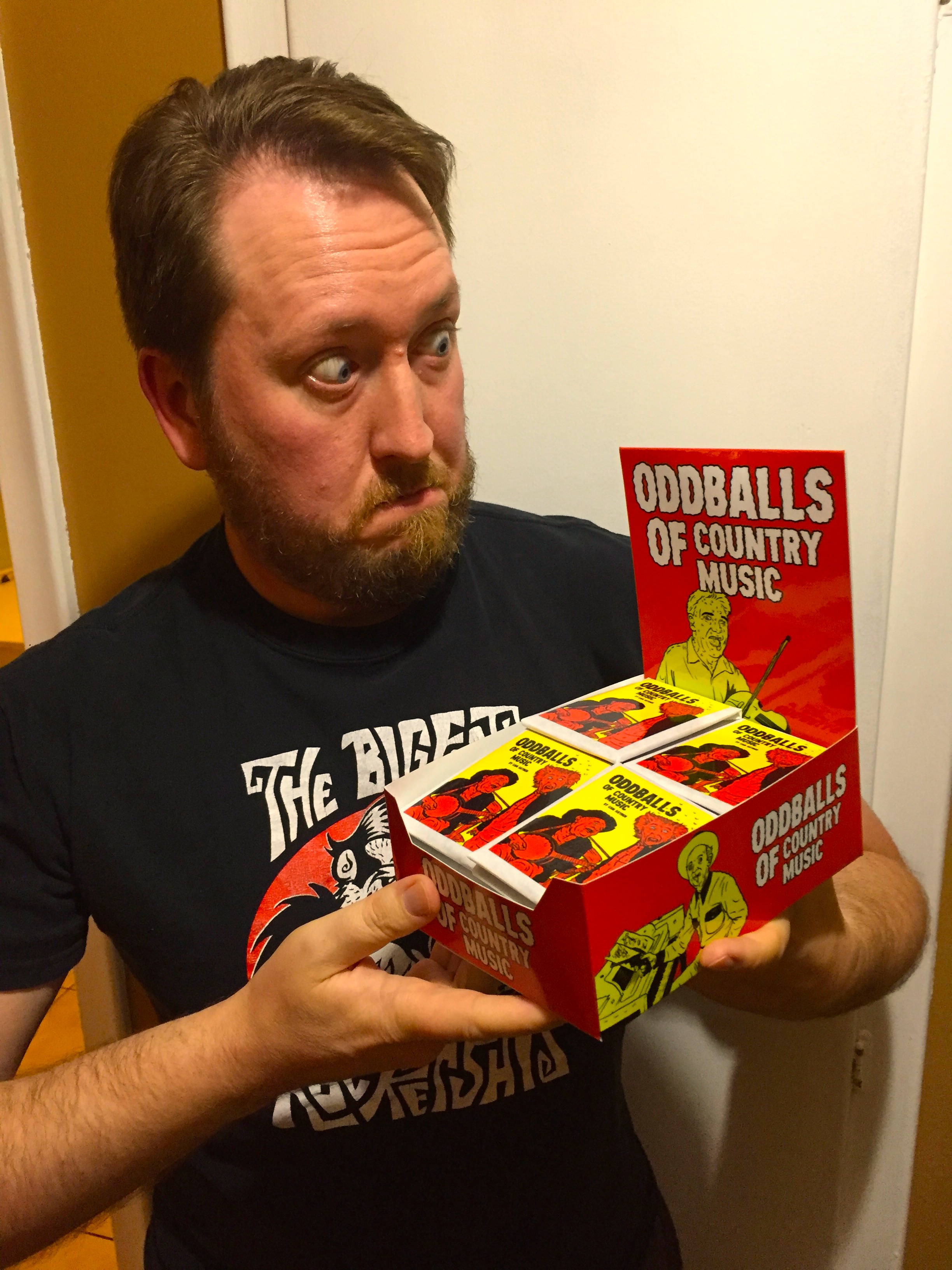 Artist Cam Hayden with his Oddballs of Country Music sketch cards. (Photo credit: Chris Doucher/GeekNerdNet)
