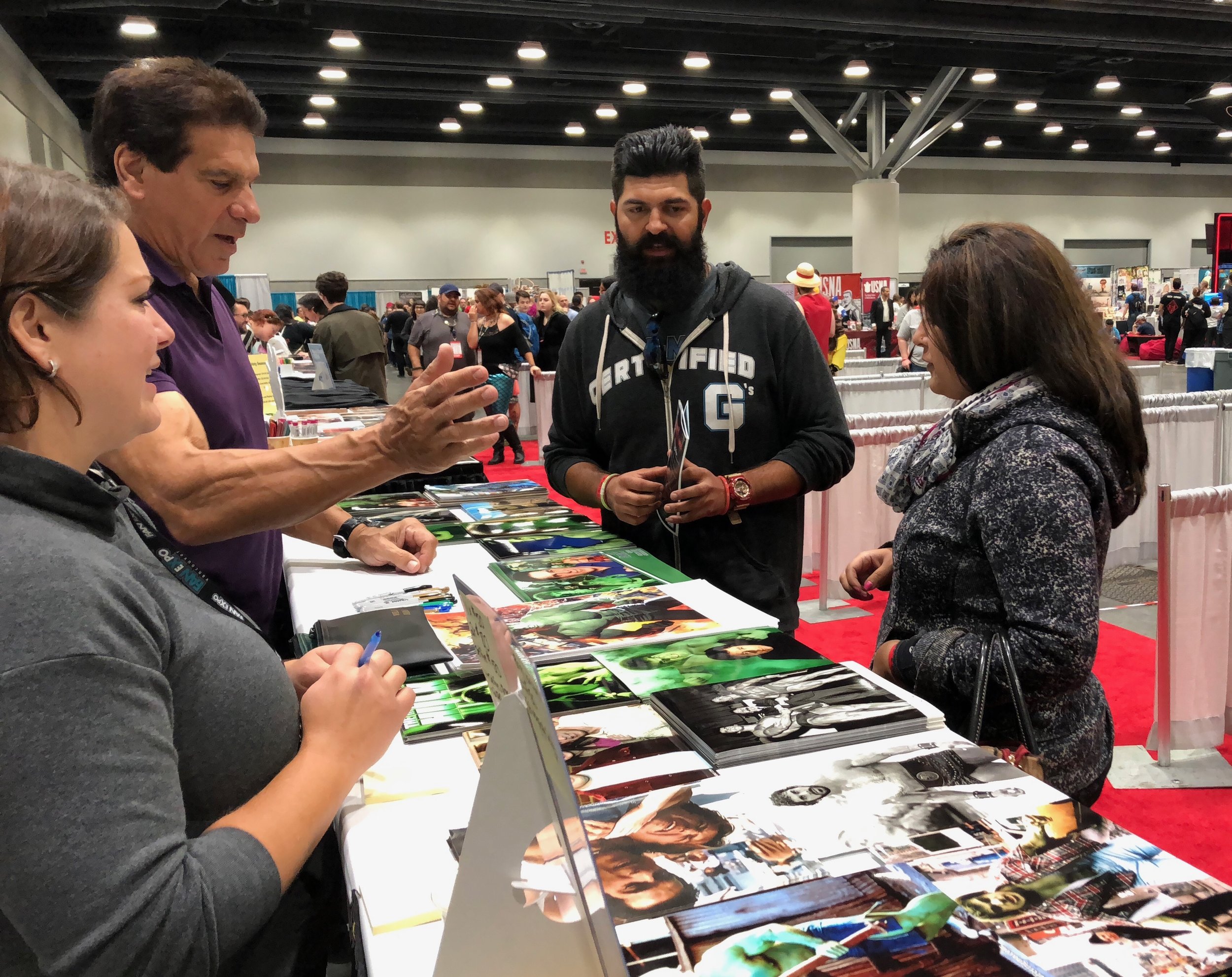 Lou Ferrigno chatting with fans at FAN EXPO Vancouver 2018. (Photo credit: Chris Doucher/GeekNerdNet.com)