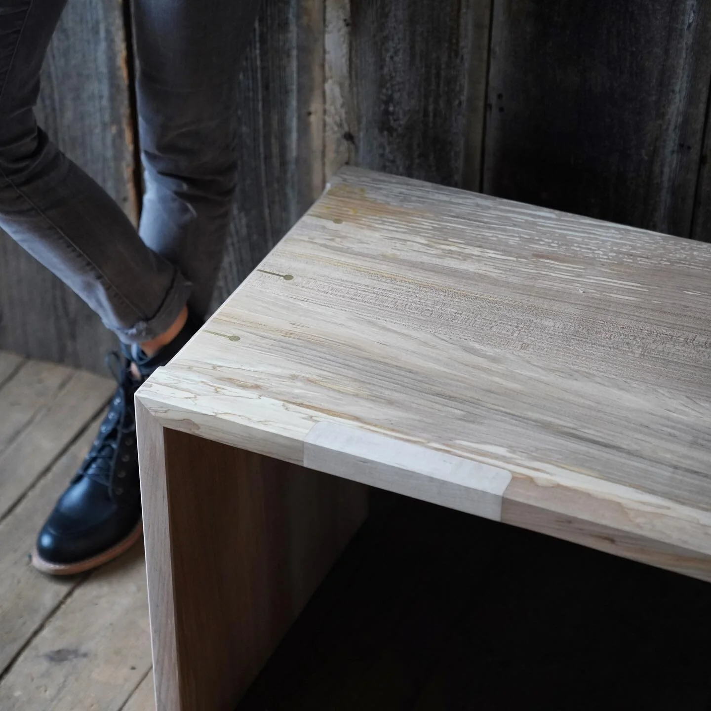 I Z L E E  B E N C H
Spalted Maple Bench with some solid brass joinery and patchwork where the grain lost its density from the nature&rsquo;s paintings process. 
Have a great day 😊

#benchdesign #fiddlehammer #collectabledesign #milwaukee #woodjoine