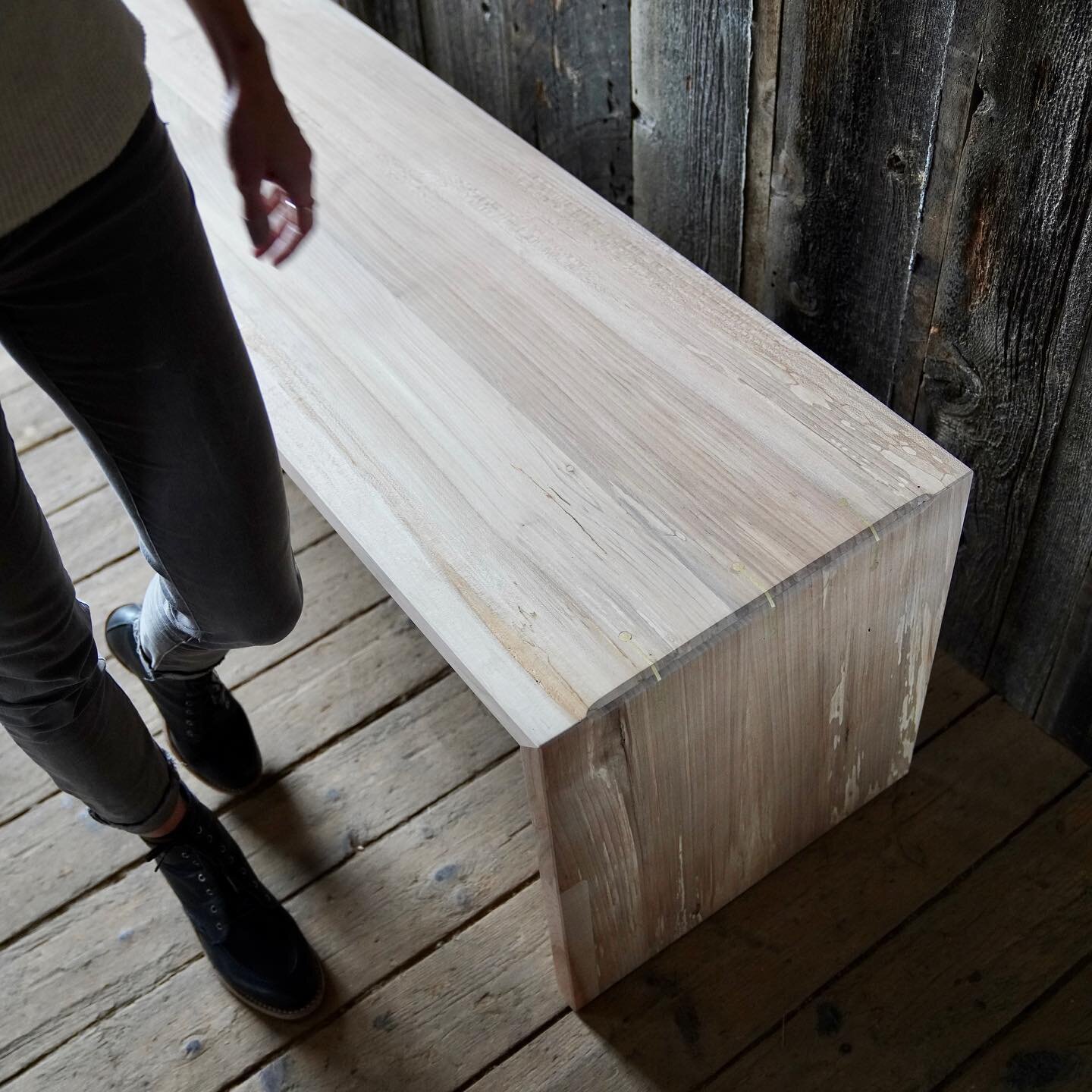 T H E  I Z L E E  B E N C H

spalted maple &bull; brass
.
.
.
#izleebench #spaltedmaple #mapleslab #wooddesign #bench #benchdesign #furnituredesign #interiordesign #brassinlay #brassjoinery #brassdetails #collectabledesign #woodworking