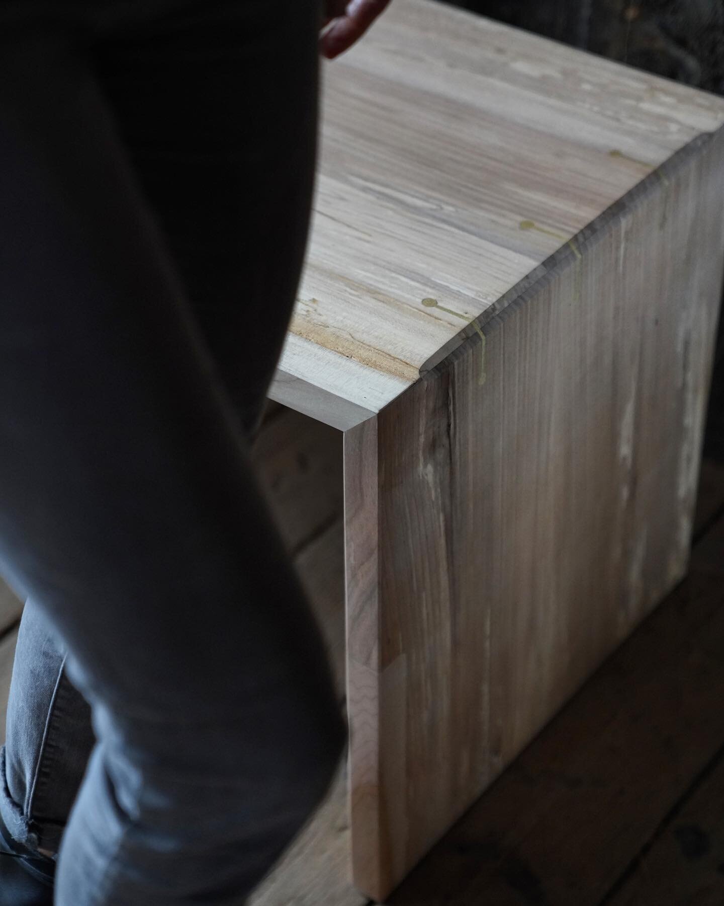 I Z L E E  B E N C H 
A Spalted Maple Bench with some solid brass joinery.  I designed the corner detail to resemble the slot where strings are inserted on an instrument. 

#benchdesign #fiddlehammer #collectabledesign #milwaukee #woodjoinery #madein