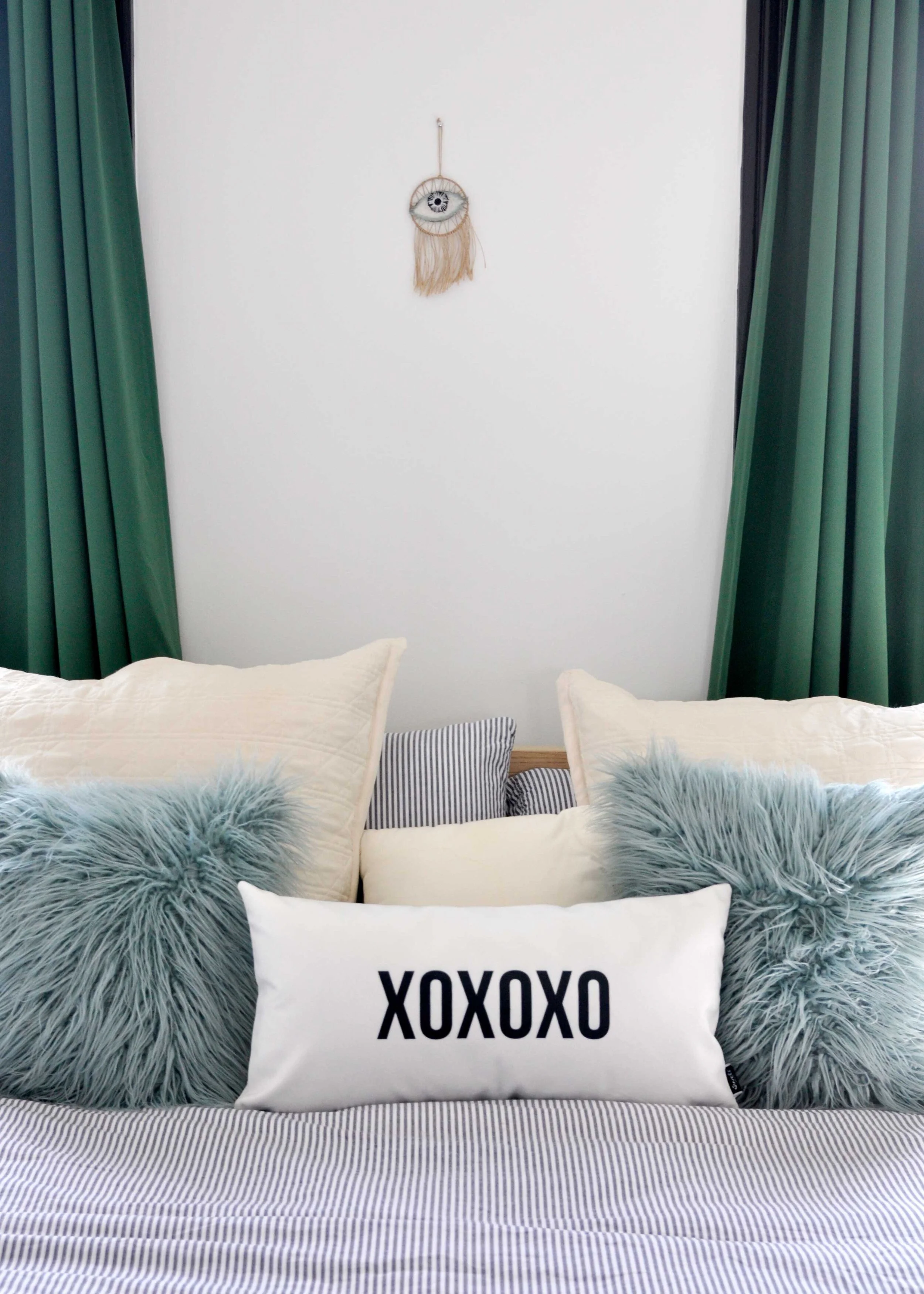 how to style throw pillows