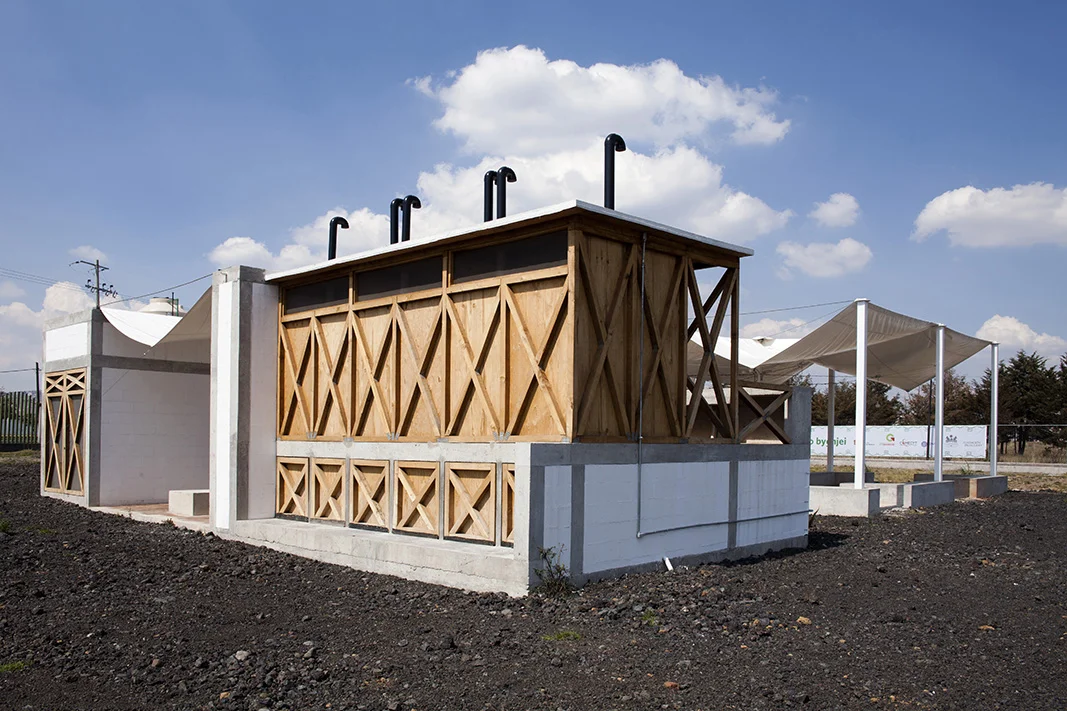 los baños secos se construyen con la misma cimbra que se utilizó durante el colado de los elementos estructurales y muestran su funcionamiento sustentable