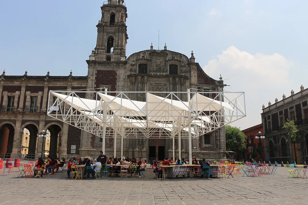 La estructura se pinta de blanco para generar un contraste respetuoso a la saturación de texturas de la plaza.