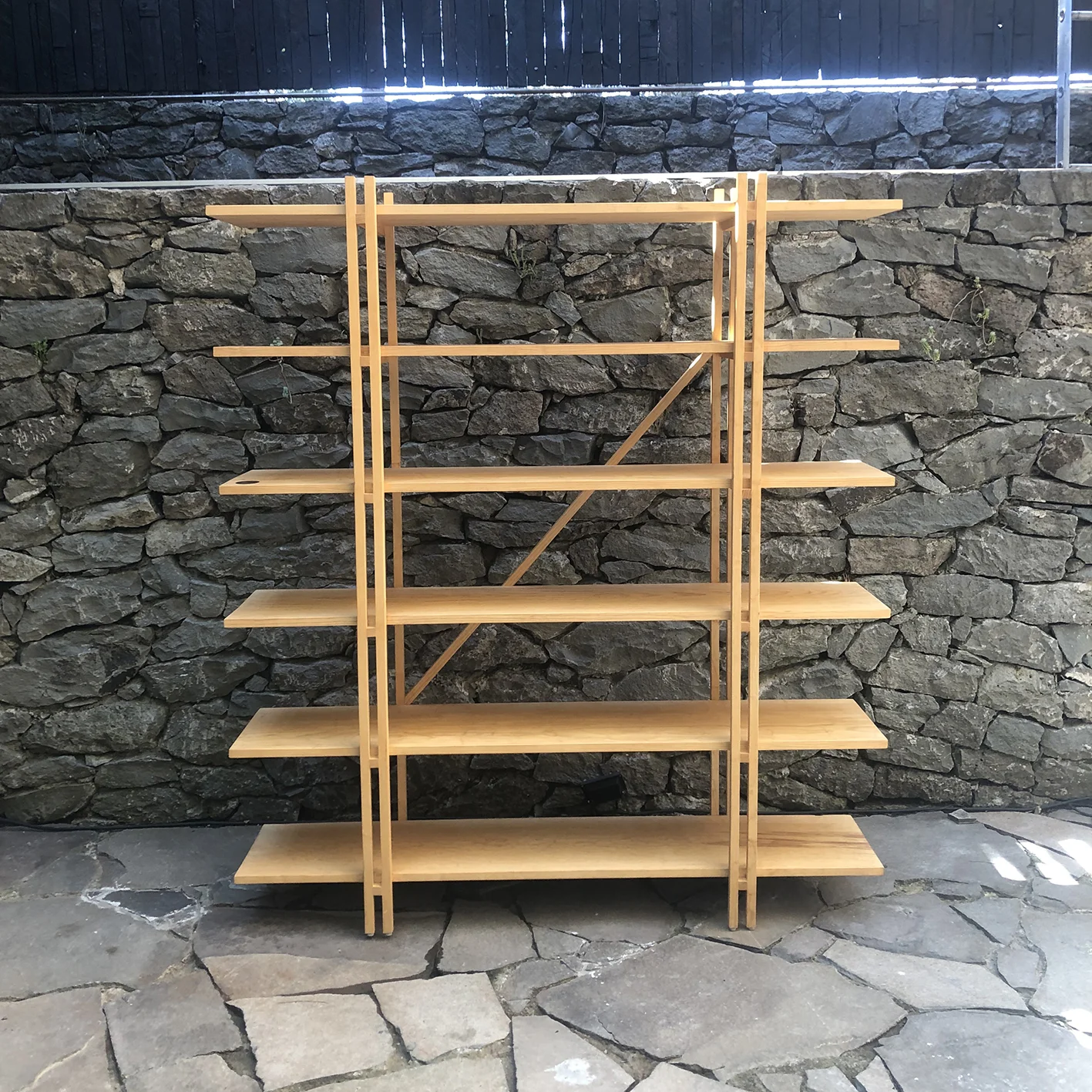 librero H medidas: 1.50m x .30m x 1.80m - madera de pino encerada