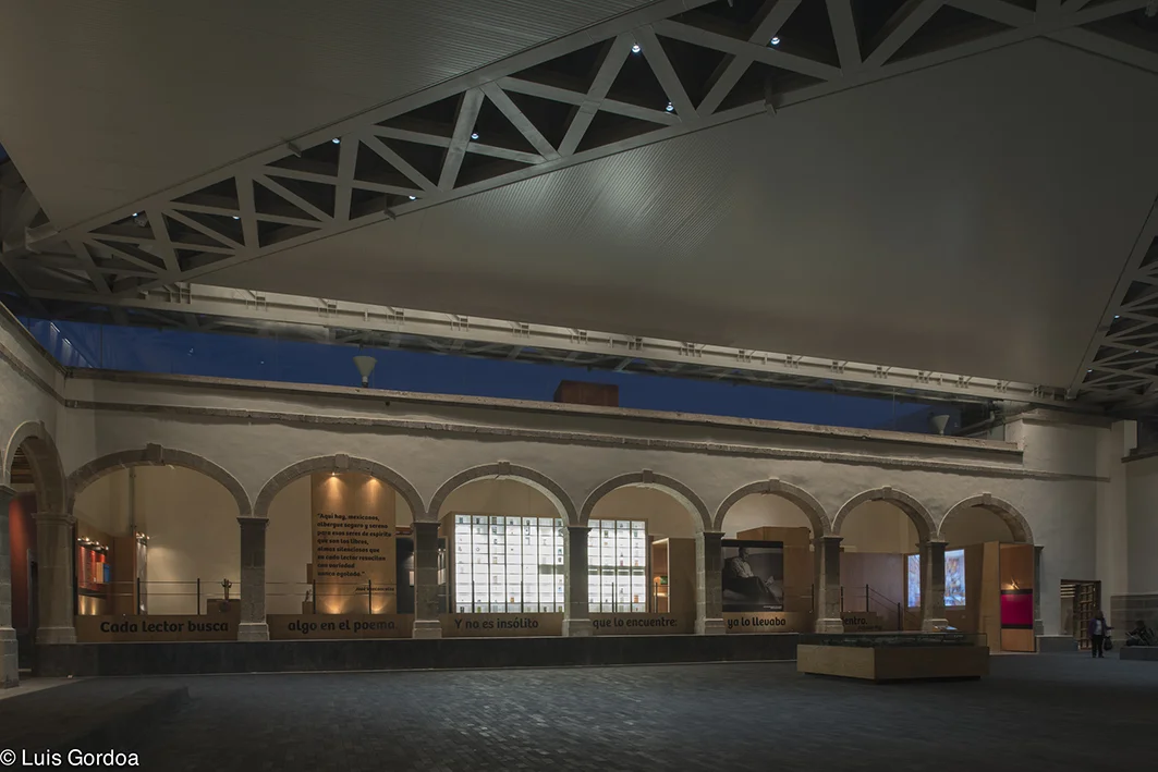 La galería Zabludovsky se conforma de una serie de cajas/espacios de exposición, cada uno con su propia configuración y especialidad para poder contar de diferentes maneras las distintas etapas del recinto.