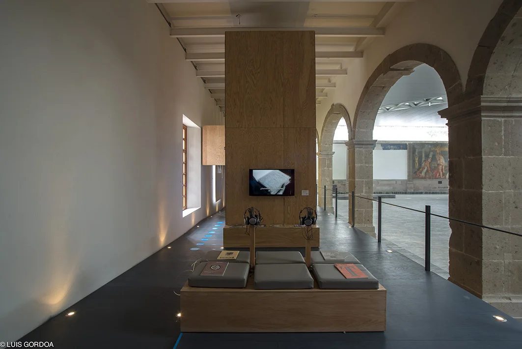 El mueble de madera divide el espacio en dos pasillos. El primer pasillo es el pasillo del pasado y se encuentra a espaldas de la plaza. Uno llega al fondo de la galería para dar vuelta y volver a descubrir a la plaza ya con el conocimiento de todo lo que ha pasado ahí.