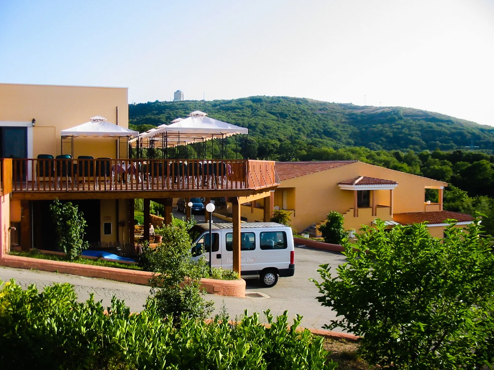 Terrasse und Parkplatz in Baia Sardinia
