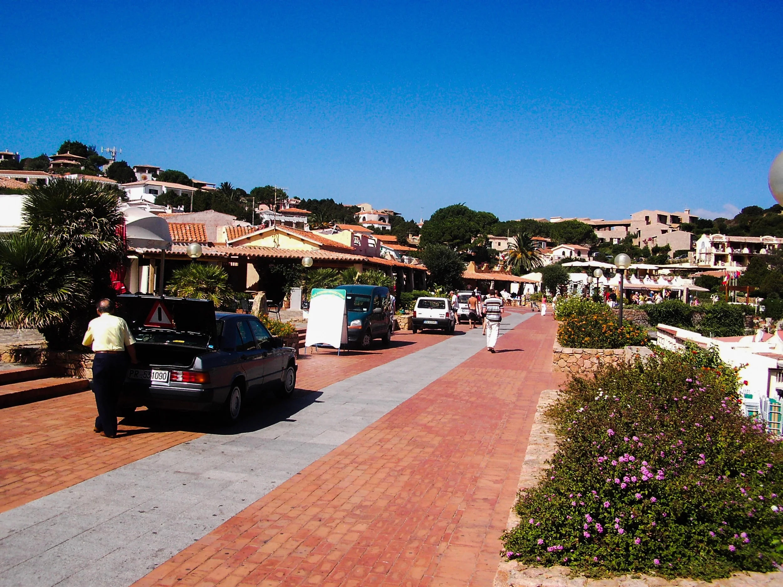 Shoppingmeile in Baia Sardinia