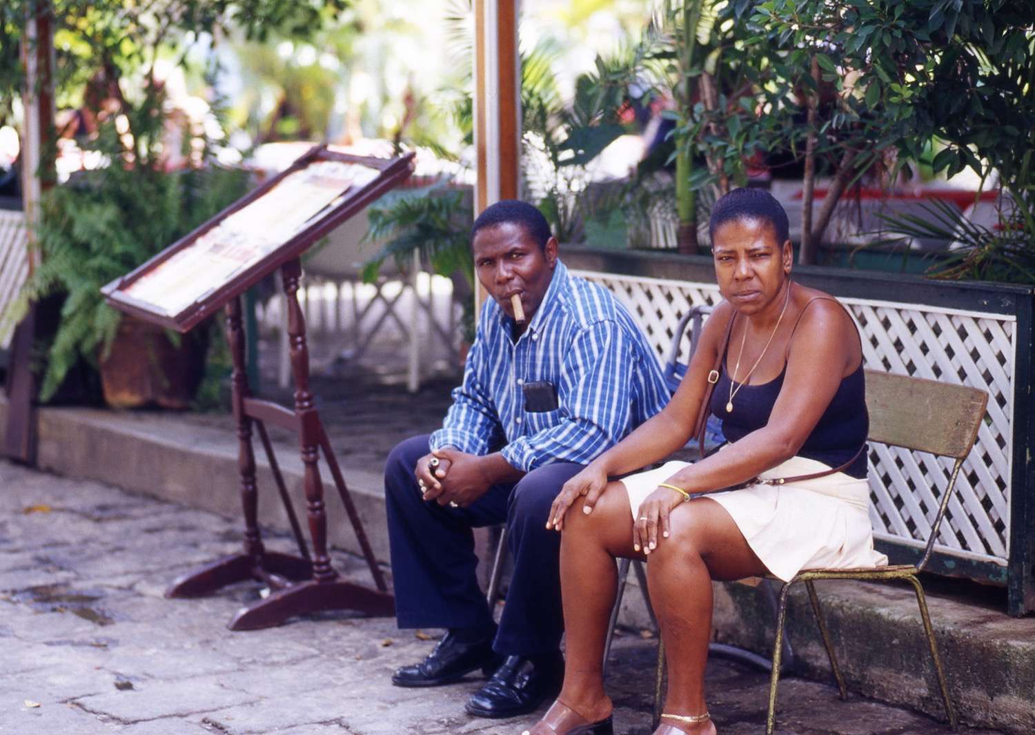 Cuba_man-cigar-with-woman-Cuba093.jpg