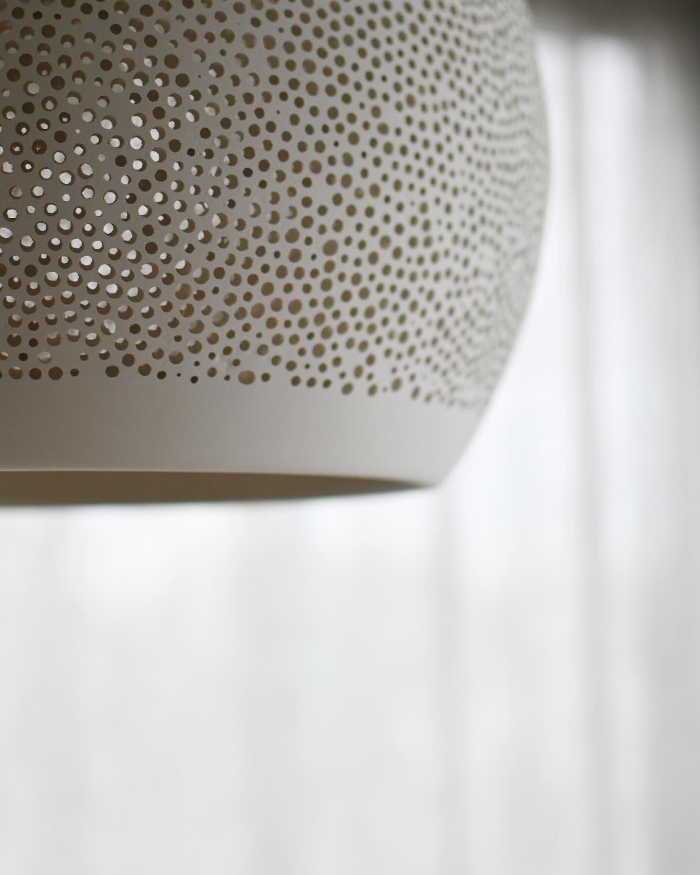 Sponge up! @pottprojectt - fra egen stue i Oslo. Med inneklemt dag i morgen blir langhelgen tilbrakt p&aring; Vestlandet med sol og regn og hvite skyer p&aring; himmelen. 

#handmade #ceramic #lighting #belysning #spongeuplamp