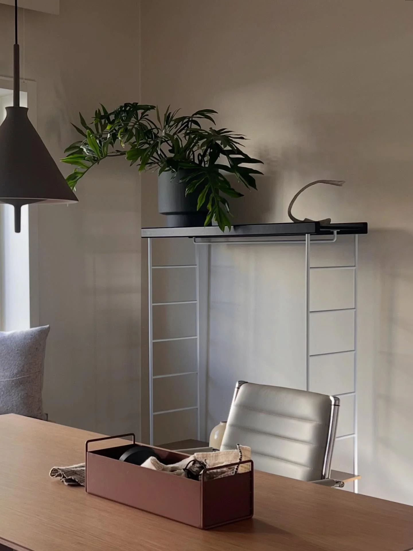 Mellomrommet. 

Kontoret helt &oslash;verst p&aring; Torshov er delt inn i flere rom, der dette er det minste, men ogs&aring; det med store vindusflater og god stemning. Nymalt med #space fra @jotunlady og arbeidsbordet &laquo;Aise&raquo; fra @trekud