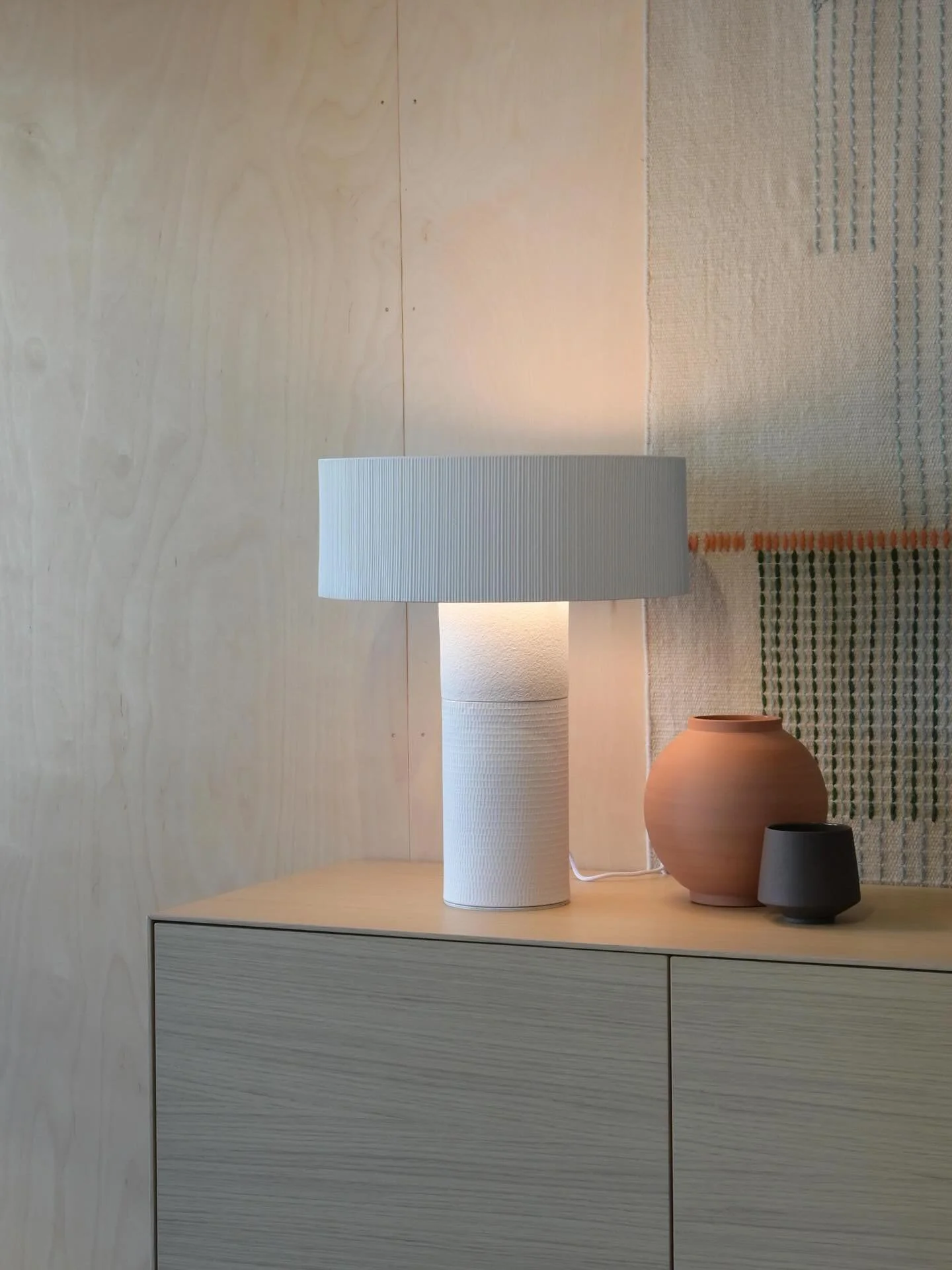 TERRA 🔥 en fantastisk fin lampenyhet fra @pottprojectt 

Tre valgfrie forskjellige strukturer i fire farger, hvit, r&oslash;d, brun og beige - kombinasjonen blir nydelig uansett.

#belysning #lamper #lampe #lighting #illumination #ceramic #pottproje