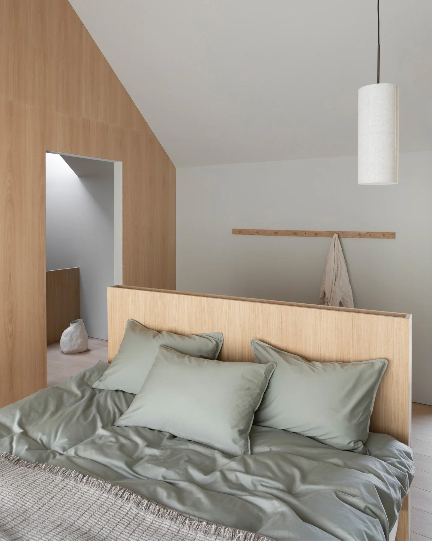 Perfekt dag for &aring; slumre i senga en liten time til. 😌 pledd fra @teixidors / photo by @annemerandaphoto and styling by @mariahovevestre 

#godhelg #slowmorning #teixidors