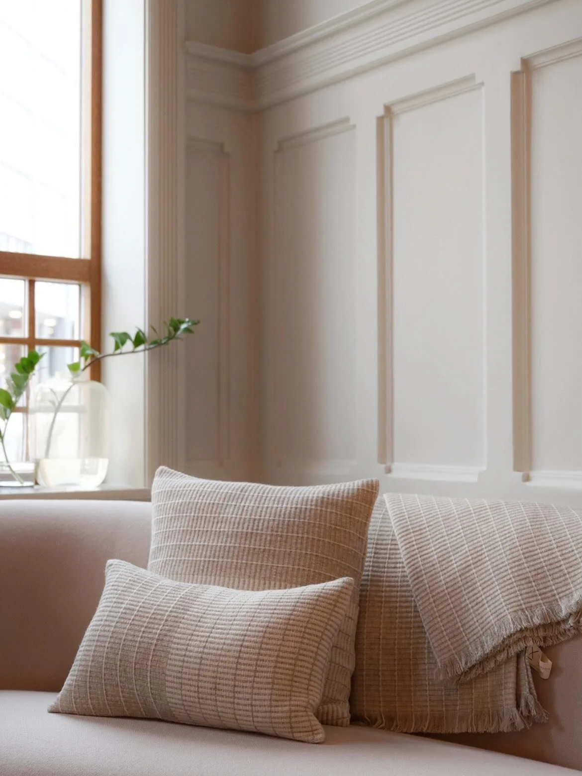 Jugendstil, takh&oslash;yde og fantastisk fin innredning p&aring; @hotel.1904 i hjertet av &Aring;lesund. I butikken finner du et godt utvalg av tekstiler fra @teixidors - slik som denne serien som er tegnet av selveste @johnpawson 

&laquo;Tile&raqu