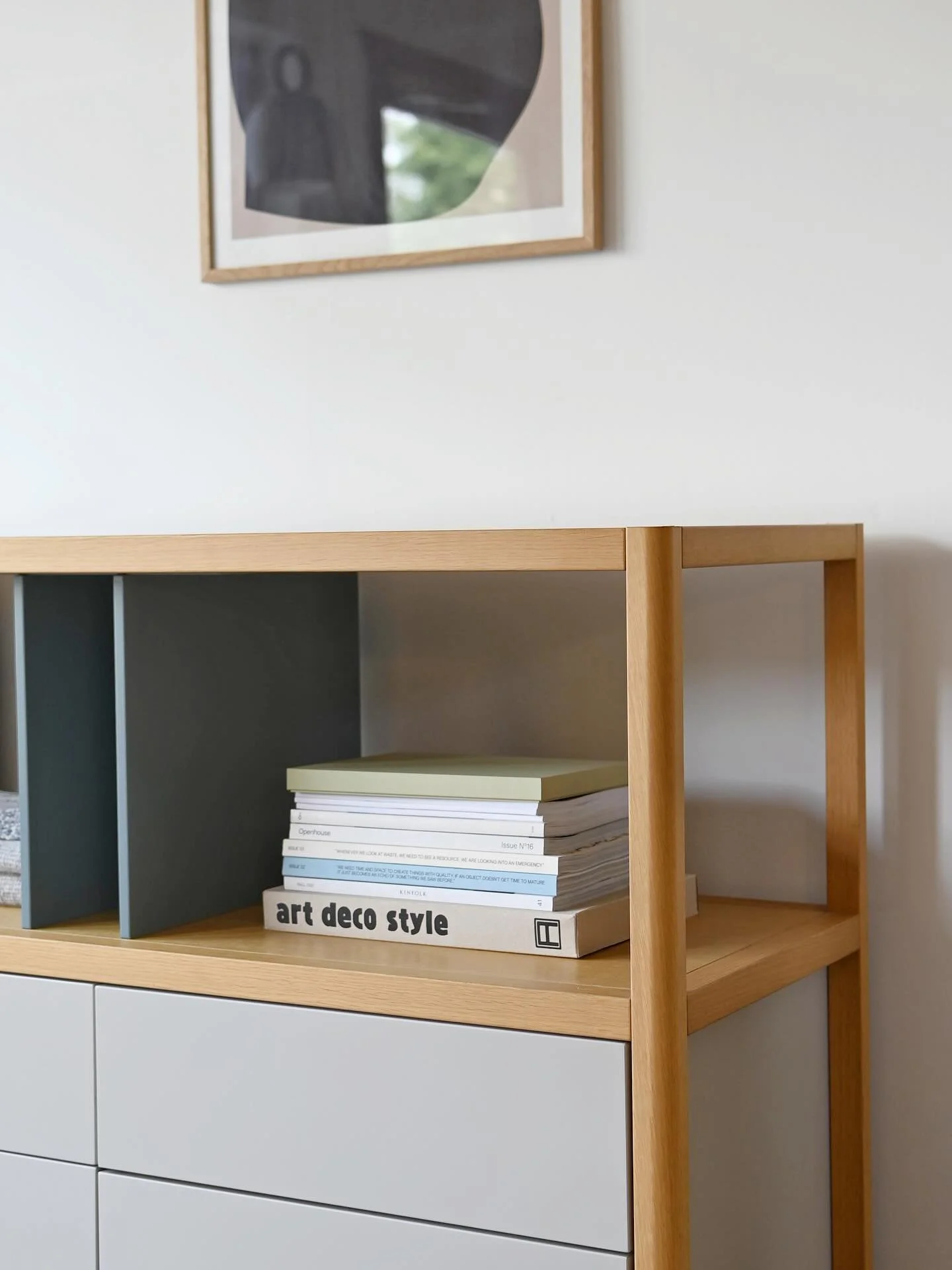 Fornyelse p&aring; gang! Denne fine hyllen som heter Kai fra @trekudesign selges fra utstilling til sterkt rabattert pris, for &aring; f&aring; plass til nyheter. Den har noen f&aring; bruksmerker men er fortsatt b&aring;de fin og funksjonell. Kommer