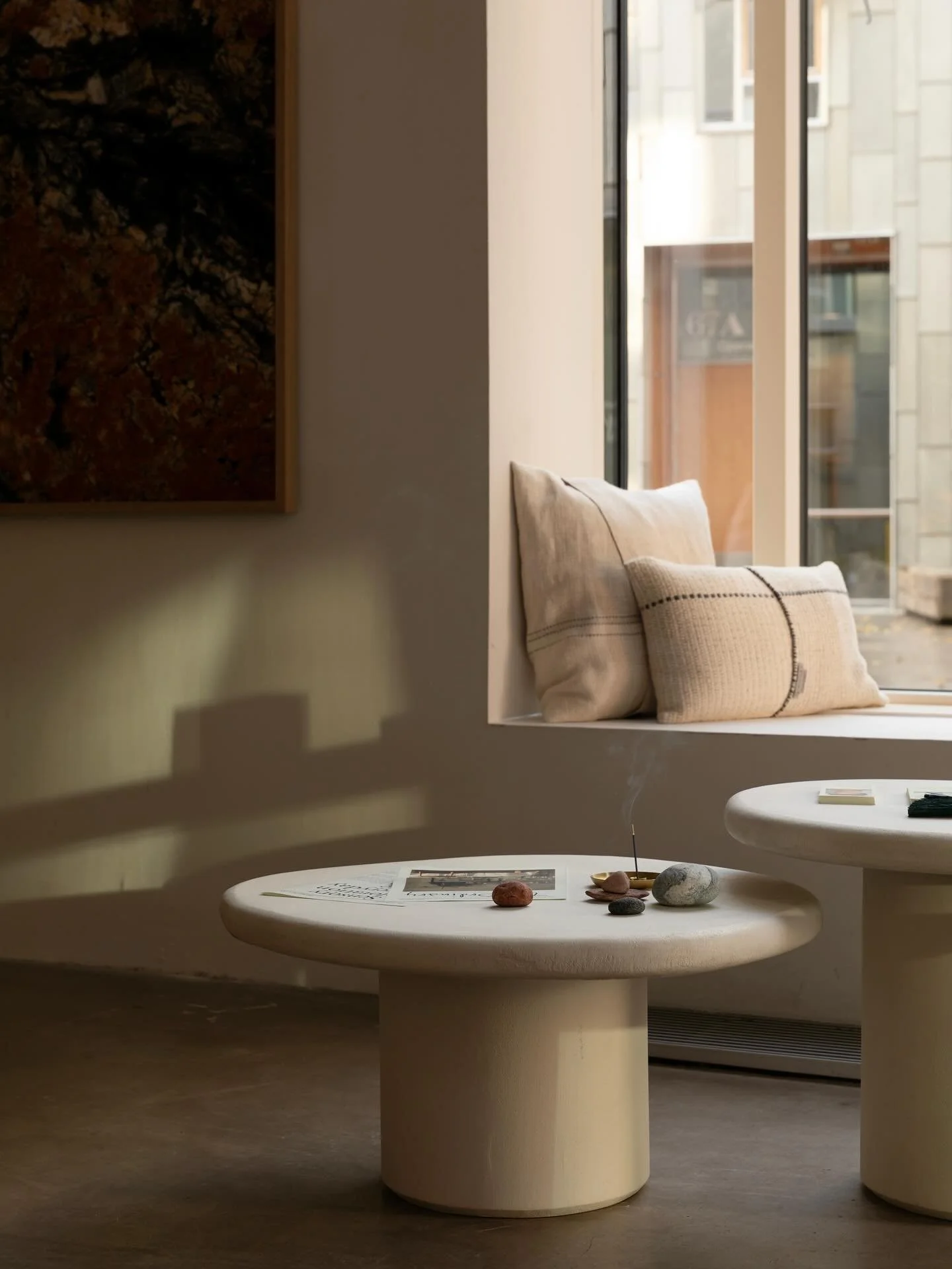 Anbefaling! 

The Ordinary er en pop up som tar utgangspunkt i det vakre i hverdagen, i det vanlige og n&aelig;re og nedp&aring;. Likevel er det nettopp det enkle som blir s&aring; fint. I m&oslash;tet mellom smykker, keramikk, kunstfoto og duft, tro