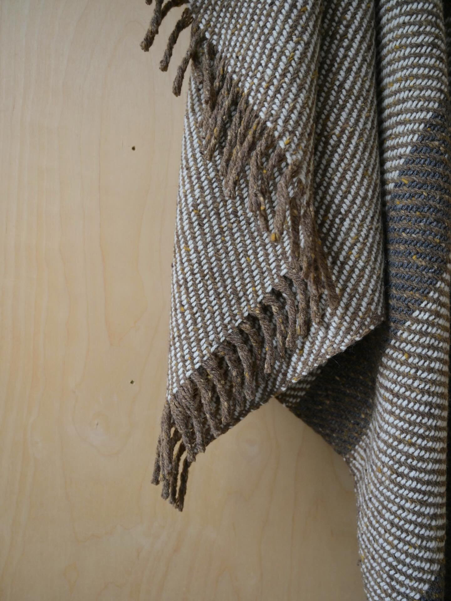 Limited edition! 🤍
Teixidors x bySunde 

Med serien &laquo;Treviso&raquo; har @teixidors laget et begrenset opplag pledd i et eksklusivt samarbeid med @bysundestudio 

Veven gir struktur og garnet i 100% merinoull er mykt og naturlig farget. Det fin