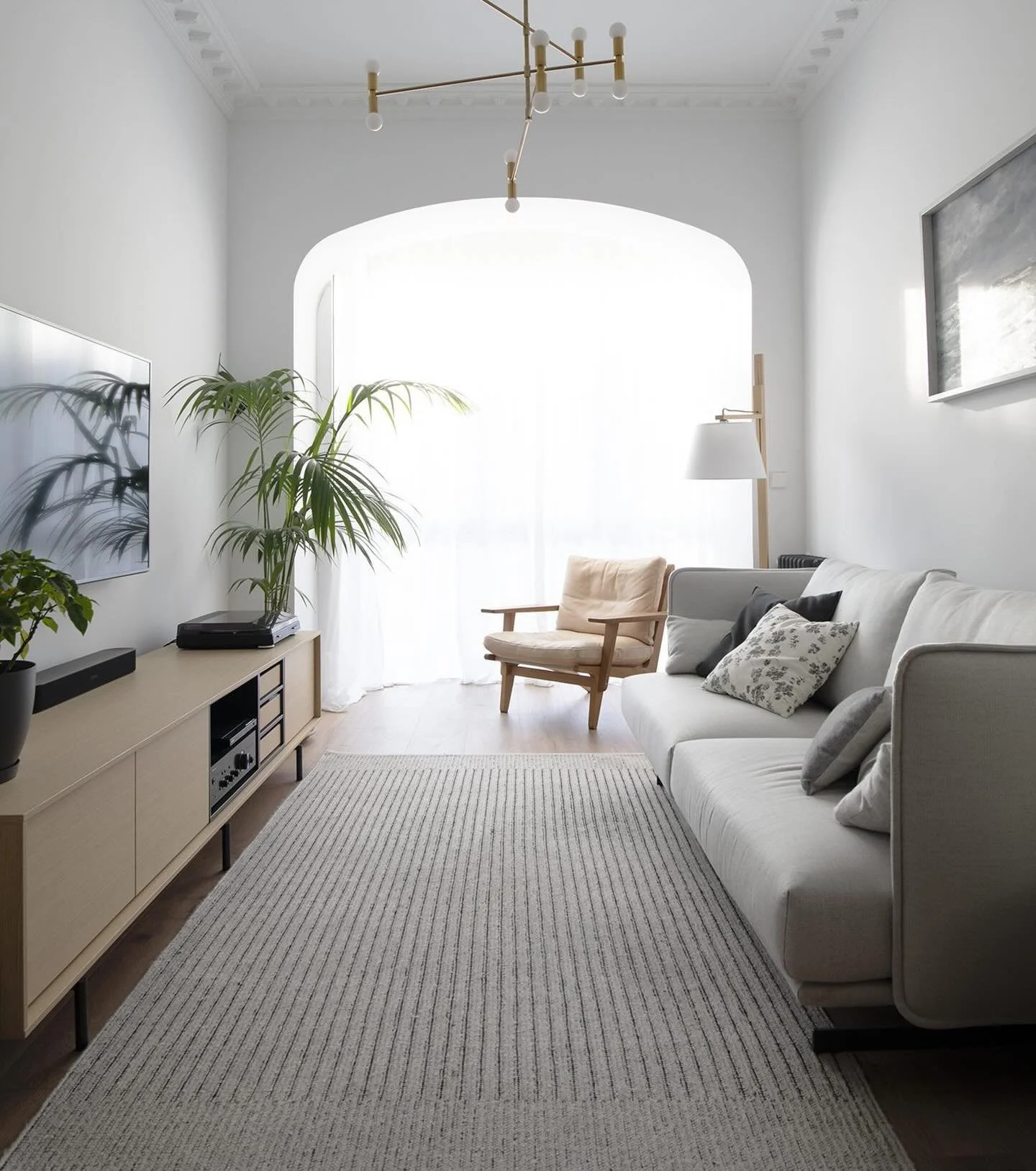 Mot lysere tider. Tv-benk fra @trekudesign fra en spansk leilighet. Lys eik, m&aring;l og utforming etter &oslash;nske. Ta kontakt hvis du trenger tegnehjelp! 

#treku #modular #furniture