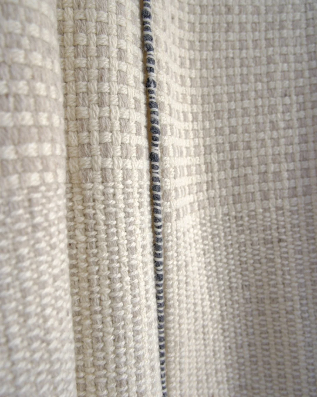 Temps - den nyeste serien i lys, naturlig farget ull. H&aring;ndvevet for god, fast struktur og med minimalt av overskuddsfiber. Dette er pleddene som ikke nupper. @teixidors