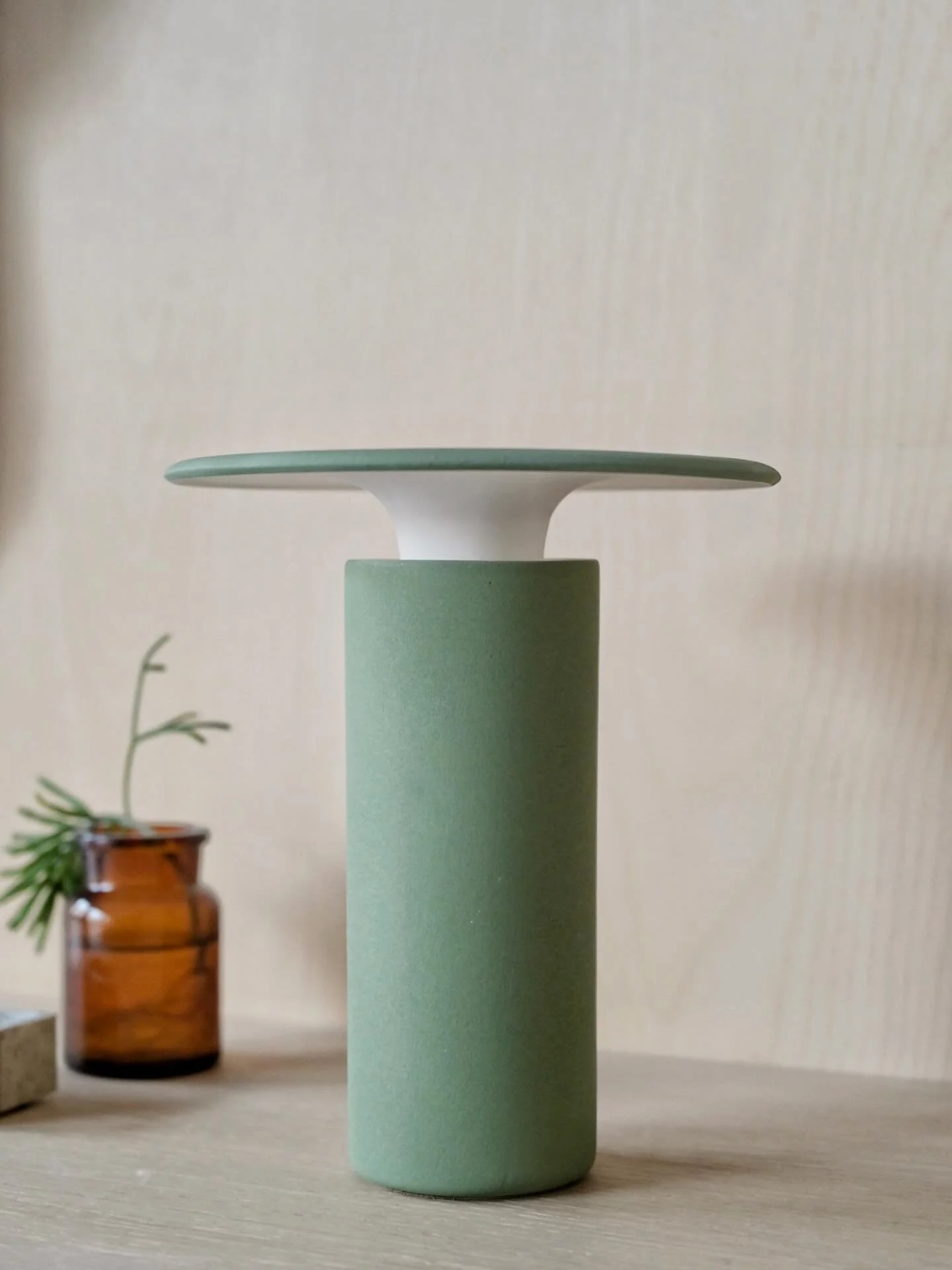 So &laquo;Nais&raquo;! Disse to oppladbare keramikklampene selges fra utstilling til halv pris! De er h&aring;ndlaget i Spania av @pottprojectt og kan b&aring;de dimmes og lades opp til &aring; vare i inntil 12 timer p&aring; full styrke. 

Serien ha