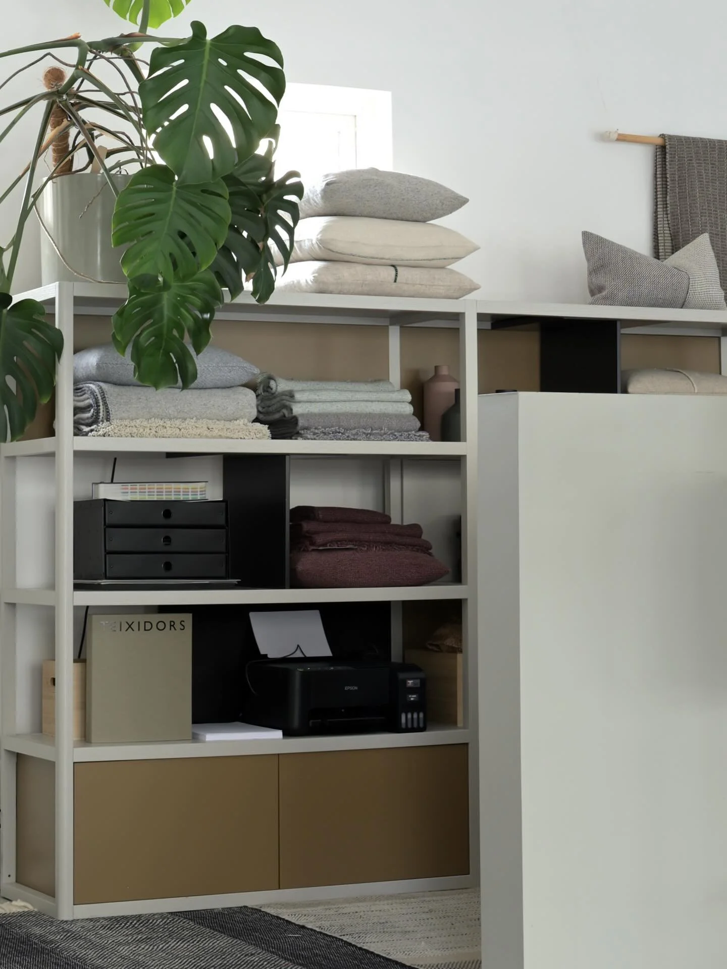 Office corner. The Kai shelf from @trekudesign might be out of the main collection but it still keeps my things in order.

#noesoffice #treku