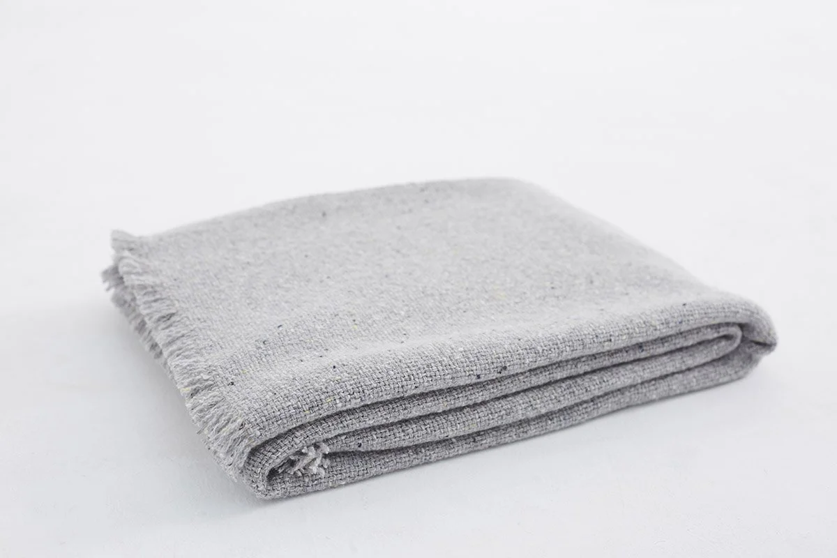 Teixidors_GRANITO_throw_lightgrey_2.jpg