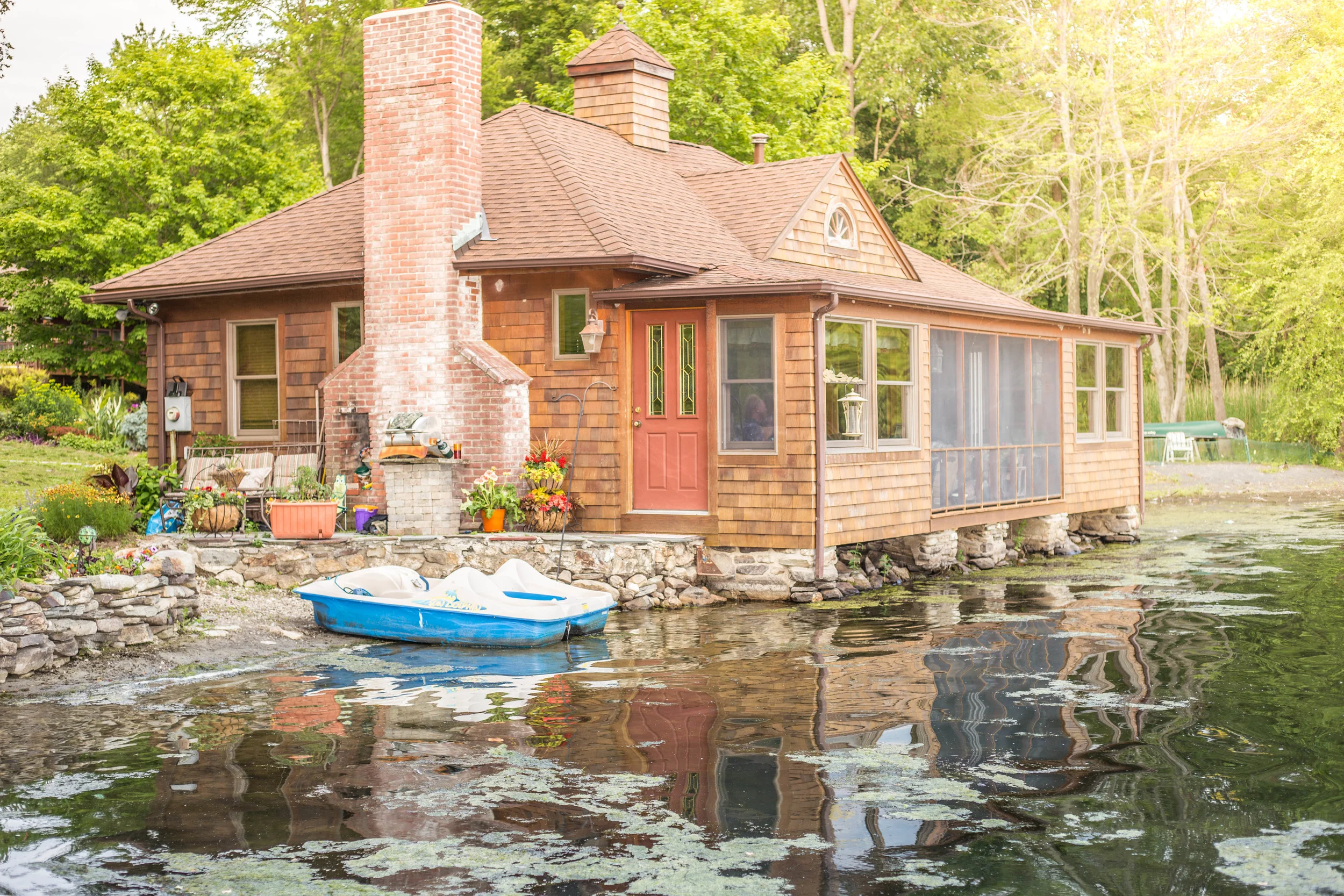 Dreamy lake cottage! Sign me up to live here! 
