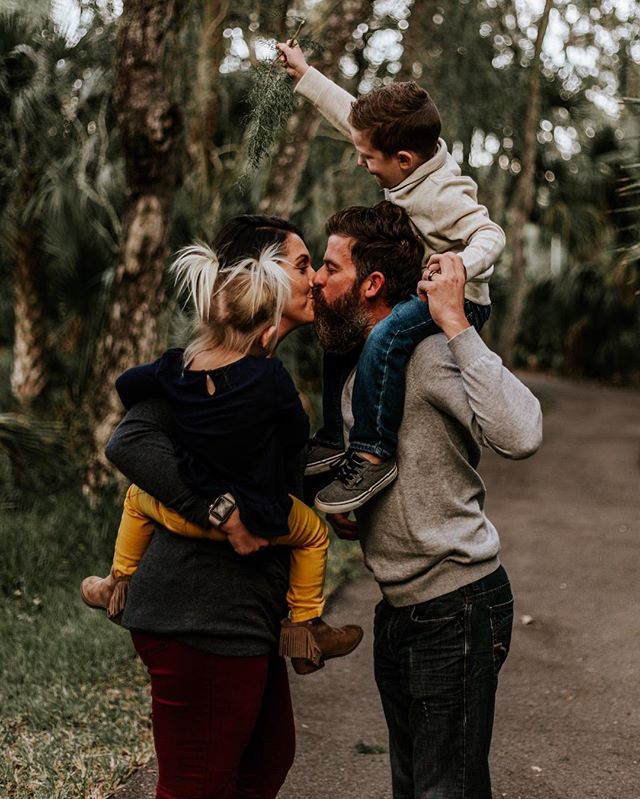 When your adorable four year old client, low key finds the perfect Christmas prop for photos! 🙌🎄 #Mistletoe #DelightfulDunedin #DunedinFL #DowntownDunedin #PalmHarborFL #honeymoonislandstatepark