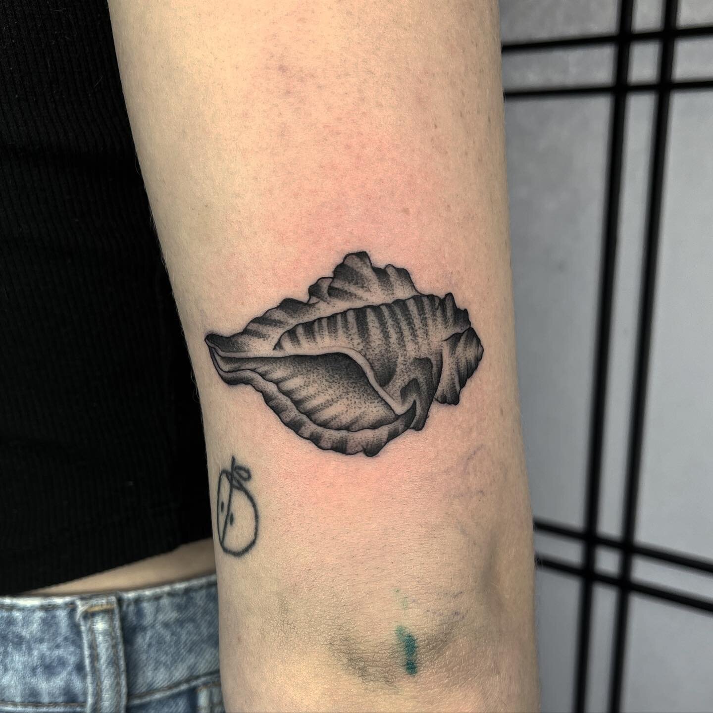 a little shell for lovely Georgia. Thank you! 
@houseofdaggerstattoo