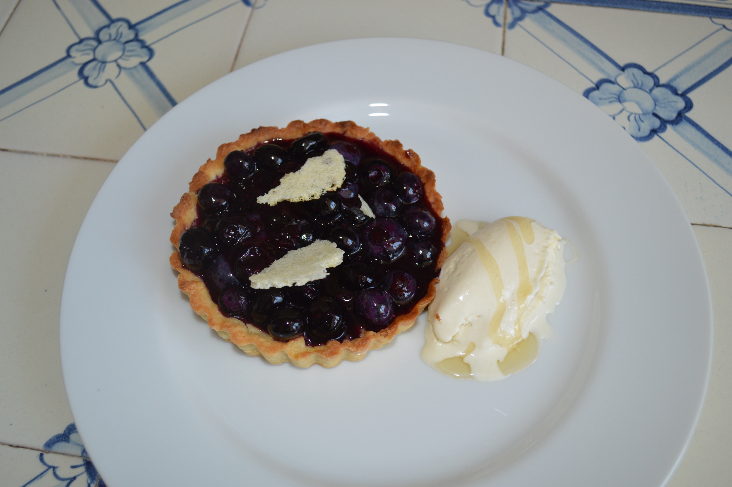 Blueberry pie with dehydrated milk foam