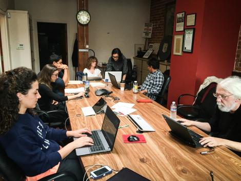 GUILD SERVICE AWARD WINNER REBECCA ROSEN LUM, AT HEAD OF TABLE, AND EDITOR BILL SNYDER AT THE RIGHT OF FRAME TEACH JOURNALISM STUDENTS IN THE PACIFIC MEDIA WORKERS GUILD PROGRAM, BAY NEWS RISING. PHOTO BY STUDENT EKEVARA KITPOWSONG 2015